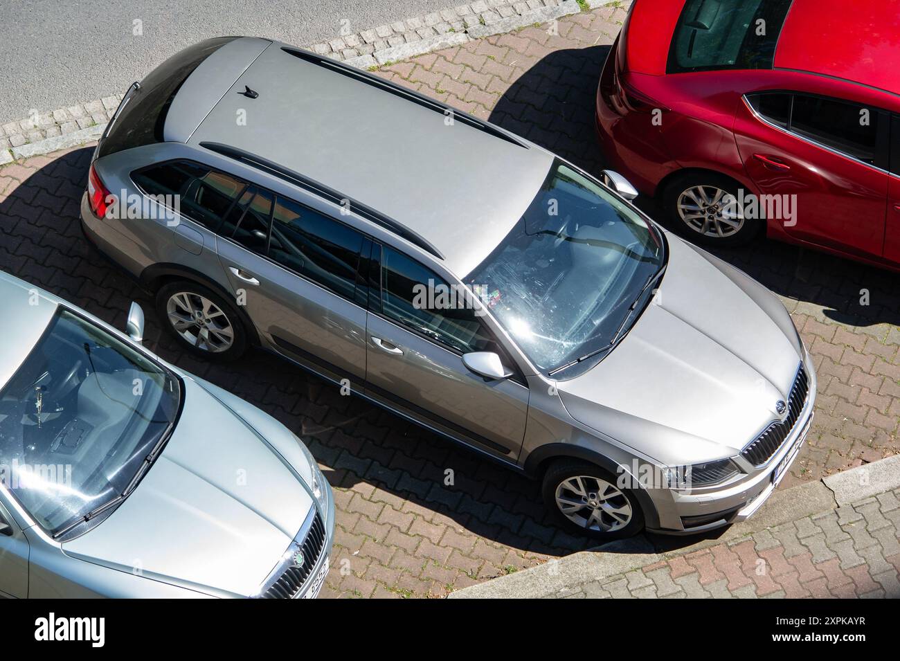 OSTRAVA, REPUBBLICA CECA - 14 MAGGIO 2024: Silver Skoda Octavia Combi Scout station wagon parcheggiata in strada Foto Stock