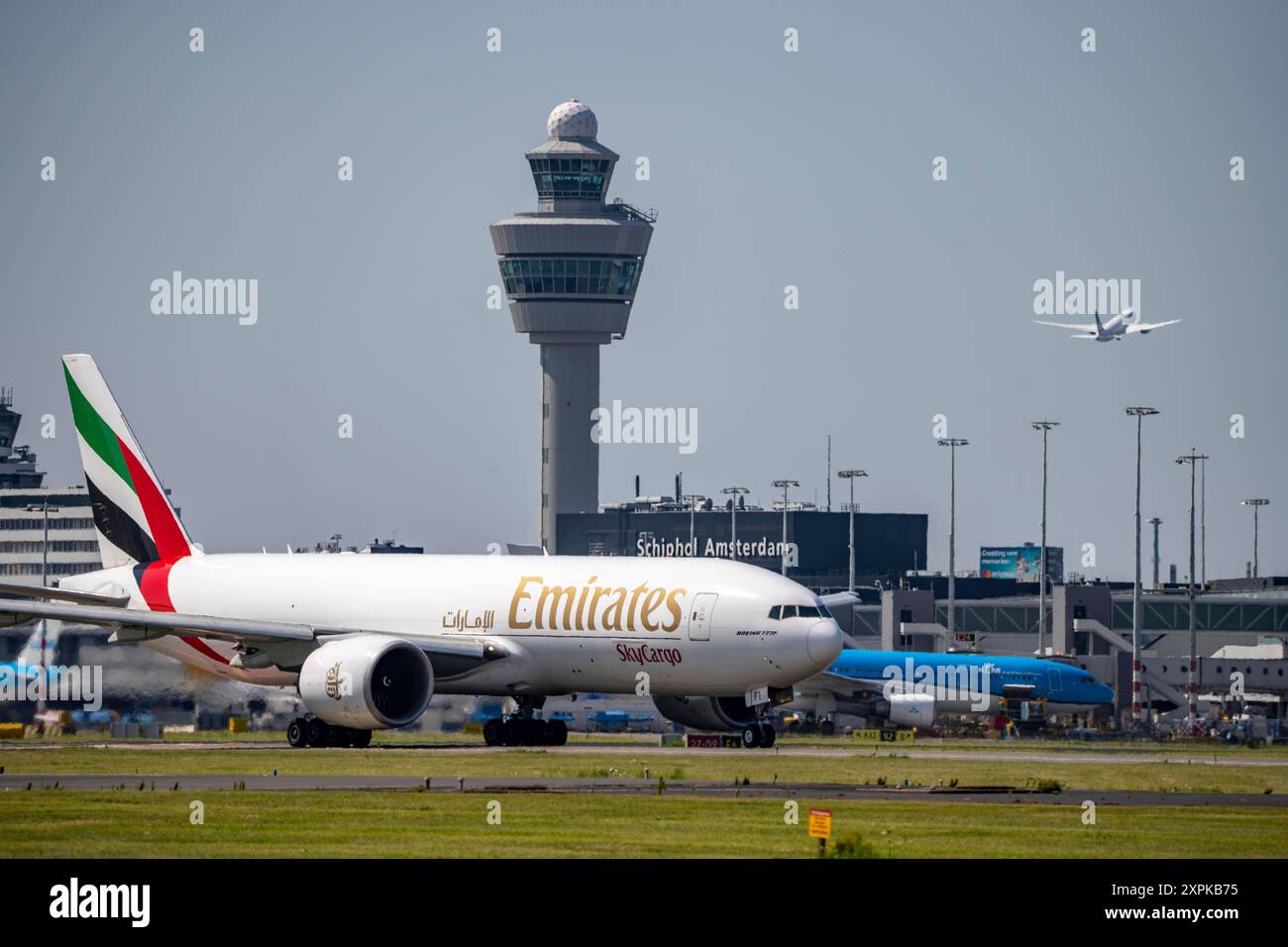 Emirates Skycargo Boeing 777, Flugzeuge auf den Flughafen Amsterdam Schiphol, auf dem Taxiway zum Start auf der Aalsmeerbaan, 18L/36R, Tower der Flugsicherung, Terminal, Niederlande, Amsterdam Schiphol *** Emirates Skycargo Boeing 777, aeromobile presso l'aeroporto di Amsterdam Schiphol, sulla strada di rullaggio per il decollo sull'Aalsmeerbaan, 18L 36R, torre di controllo del traffico aereo, terminal, Paesi Bassi, Amsterdam Schiphol Foto Stock