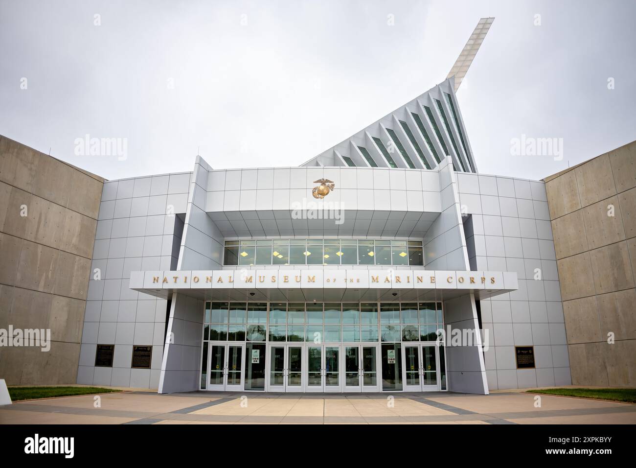 TRIANGLE, Virginia, Stati Uniti: L'ingresso principale del National Museum of the Marine Corps a Triangle, Virginia. Il museo, dedicato alla storia del corpo dei Marines degli Stati Uniti, presenta un design architettonico distintivo con un atrio in vetro. La torre esterna è stata progettata per evocare la famosa fotografia dei cacciatori di bandiere a Iwo Jima nella seconda guerra mondiale. Situato vicino alla base del corpo dei Marines di Quantico, il museo è stato aperto al pubblico nel novembre 2006. Foto Stock