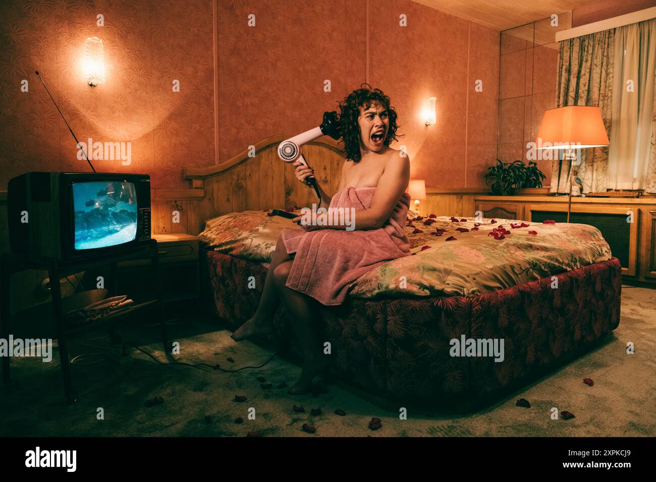 DATA DI RILASCIO: 9 agosto 2024. TITOLO: Cuculo. STUDIO: Neon. DIRETTORE: Tilman Singer. TRAMA: Una ragazza di 17 anni è costretta a trasferirsi con la sua famiglia in un resort dove le cose non sono come sembrano. PROTAGONISTA: GRETA FERNANDEZ nel ruolo di Trixie. (Immagine di credito: © Neon/Entertainment Pictures/ZUMAPRESS.com) Hunter Schafer Cuckoo SOLO PER USO EDITORIALE! Non per USO commerciale! Foto Stock