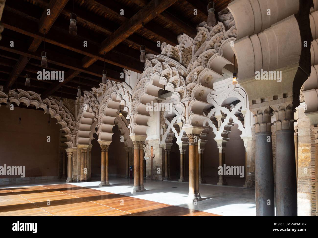 Galleria ad arco a Palazzo Aljaferia, Saragozza, Spagna Foto Stock