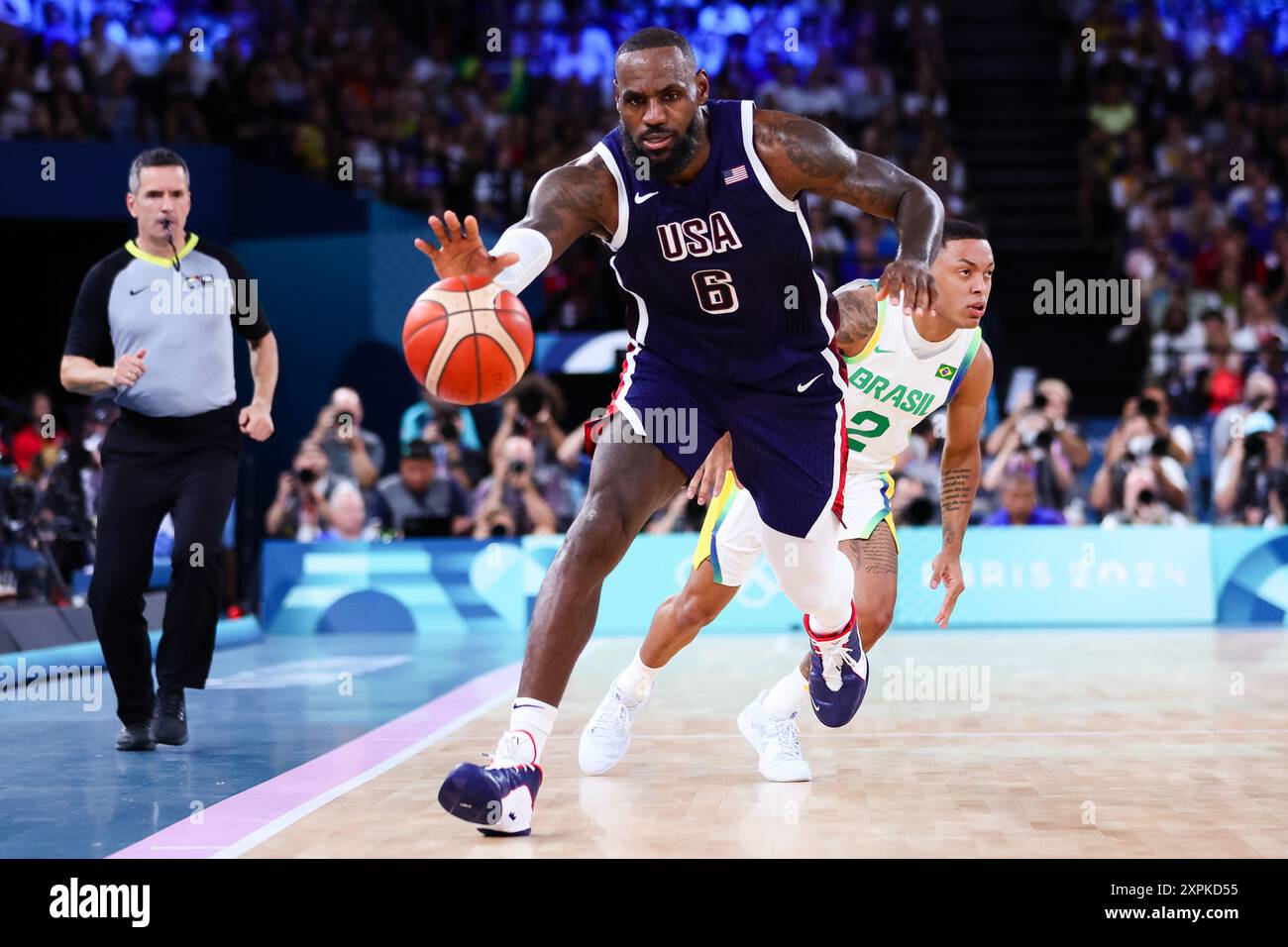 Parigi, Francia, 6 agosto 2024. LeBron James (6) del Team United States Dribbles durante la partita dei Giochi Olimpici di Parigi 2024 dei quarti di finale di pallacanestro maschile tra USA e Brasile alla Bercy Arena il 6 agosto 2024 a Parigi, Francia. Crediti: Pete Dovgan/Speed Media/Alamy Live News Foto Stock