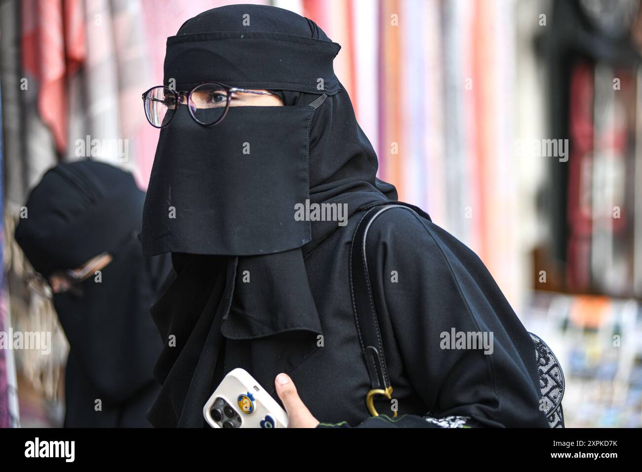 Donna musulmana che indossa un burka a Mostar. Bosnia ed Erzegovina Foto Stock