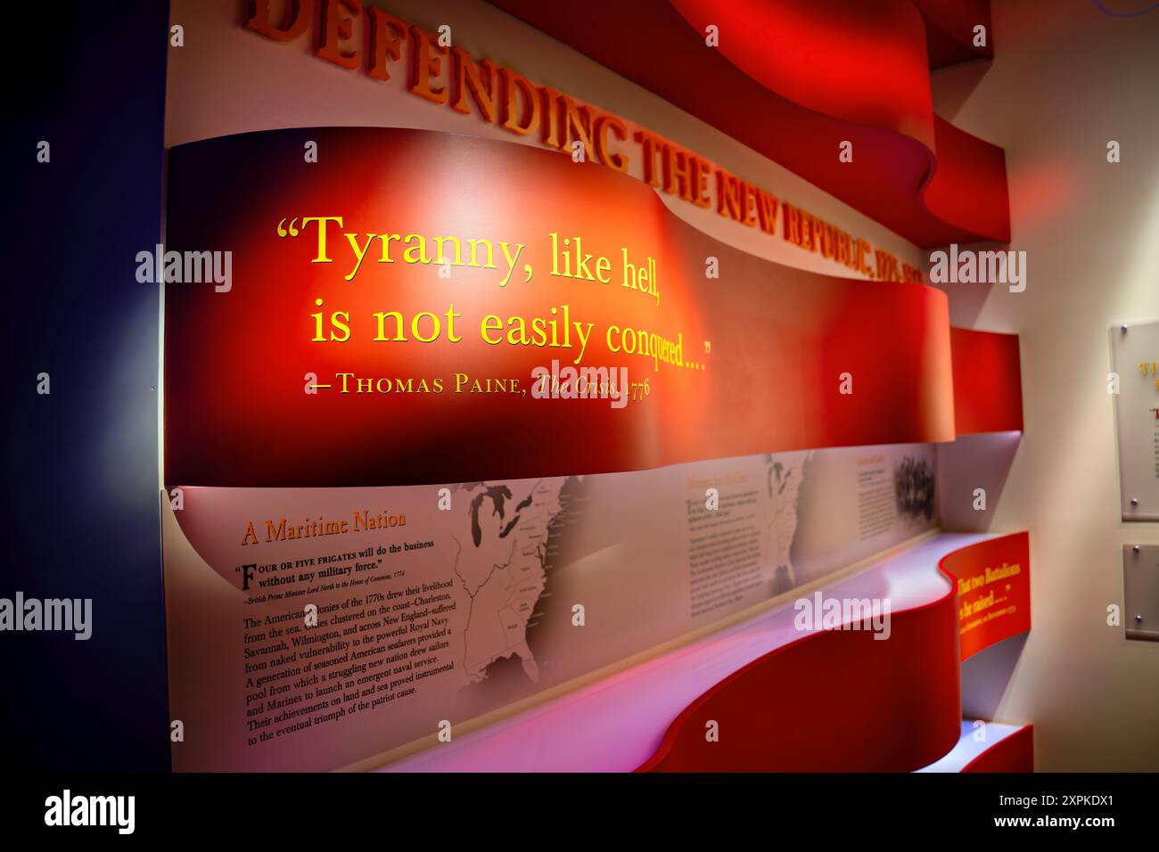 National Museum of the Marine Corps Revolutionary War Exhibit Triangle Virginia // TRIANGLE, Virginia — la mostra "difendere la nuova Repubblica" al National Museum of the Marine Corps esplora il ruolo fondamentale del corpo dei Marines durante la guerra di indipendenza americana. Con manufatti e mostre che mettono in risalto la lotta per l'indipendenza americana, la mostra è ancorata a una potente citazione di Thomas Paine: "La tirannia, come l'inferno, non è facilmente conquistata". La mostra celebra la storia antica del corpo dei Marines e i suoi contributi alla nascita degli Stati Uniti, Foto Stock