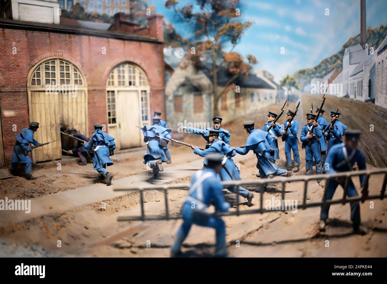 National Museum of the Marine Corps Harpers Ferry Diorama Triangle Virginia // TRIANGLE, Virginia, Stati Uniti — Un diorama raffigurante i Marines a Harpers Ferry durante il raid di John Brown nel 1859, in mostra al National Museum of the Marine Corps a Triangle, Virginia. La mostra mostra mostra il ruolo del corpo dei Marines nella repressione della rivolta abolizionista guidata da John Brown, evidenziando il rapido dispiegamento e l'efficace assalto dell'arsenale da parte del tenente Israel Greene e dei suoi Marines dalla Washington Barracks. Foto Stock