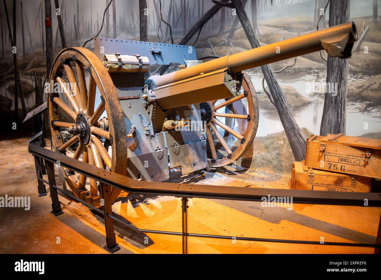 Cannone da campo francese da 75mm Museo Nazionale del Corpo dei Marines Triangle Virginia | TRIANGLE, Va. — Un cannone da campo francese da 75mm modello 1897 si erge in mezzo a una foresta ricreata in rovina nella galleria della Prima Guerra mondiale al Museo Nazionale del Corpo dei Marines a Triangle, Virginia. Sviluppato nel 1894, il "French 75" ha pionierizzato un sistema di rinculo idraulico che permetteva agli equipaggi di sparare rapidamente senza riallineare, e le fabbriche americane hanno costruito circa 1.500 unità su licenza per le forze statunitensi nella Prima Guerra mondiale. Foto Stock