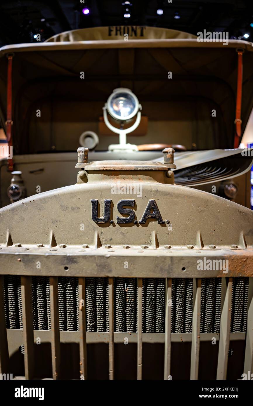 TRIANGLE, Virginia - la mostra di veicoli industriali di seconda serie Standard B al National Museum of the Marine Corps evidenzia l'evoluzione della progettazione di veicoli militari durante la prima guerra mondiale. Sviluppato dal Dipartimento del quartiermastro dell'esercito, lo Standard B divenne il precursore del Liberty Truck standardizzato utilizzato dalle forze americane. La mostra mostra mostra le caratteristiche uniche del modello della seconda serie, tra cui un faretto in acetilene, lampade a olio anteriori, ruote a raggi in acciaio e un parafango anteriore. Anche se non utilizzato dalle unità del corpo dei Marines, il camion giocò un ruolo vitale nel sostenere la seconda divisione. Foto Stock