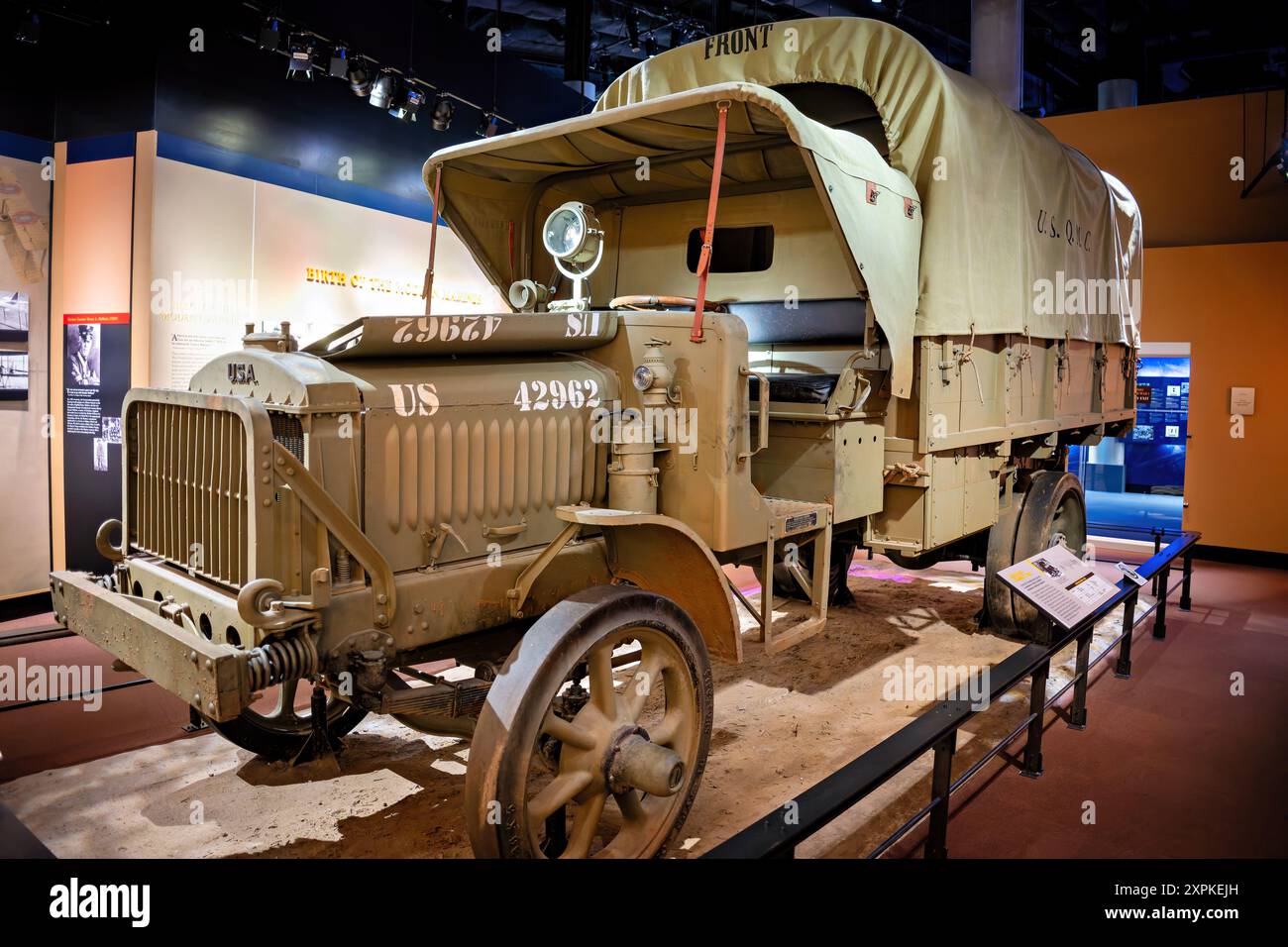 TRIANGLE, Virginia - la mostra di veicoli industriali di seconda serie Standard B al National Museum of the Marine Corps evidenzia l'evoluzione della progettazione di veicoli militari durante la prima guerra mondiale. Sviluppato dal Dipartimento del quartiermastro dell'esercito, lo Standard B divenne il precursore del Liberty Truck standardizzato utilizzato dalle forze americane. La mostra mostra mostra le caratteristiche uniche del modello della seconda serie, tra cui un faretto in acetilene, lampade a olio anteriori, ruote a raggi in acciaio e un parafango anteriore. Anche se non utilizzato dalle unità del corpo dei Marines, il camion giocò un ruolo vitale nel sostenere la seconda divisione. Foto Stock