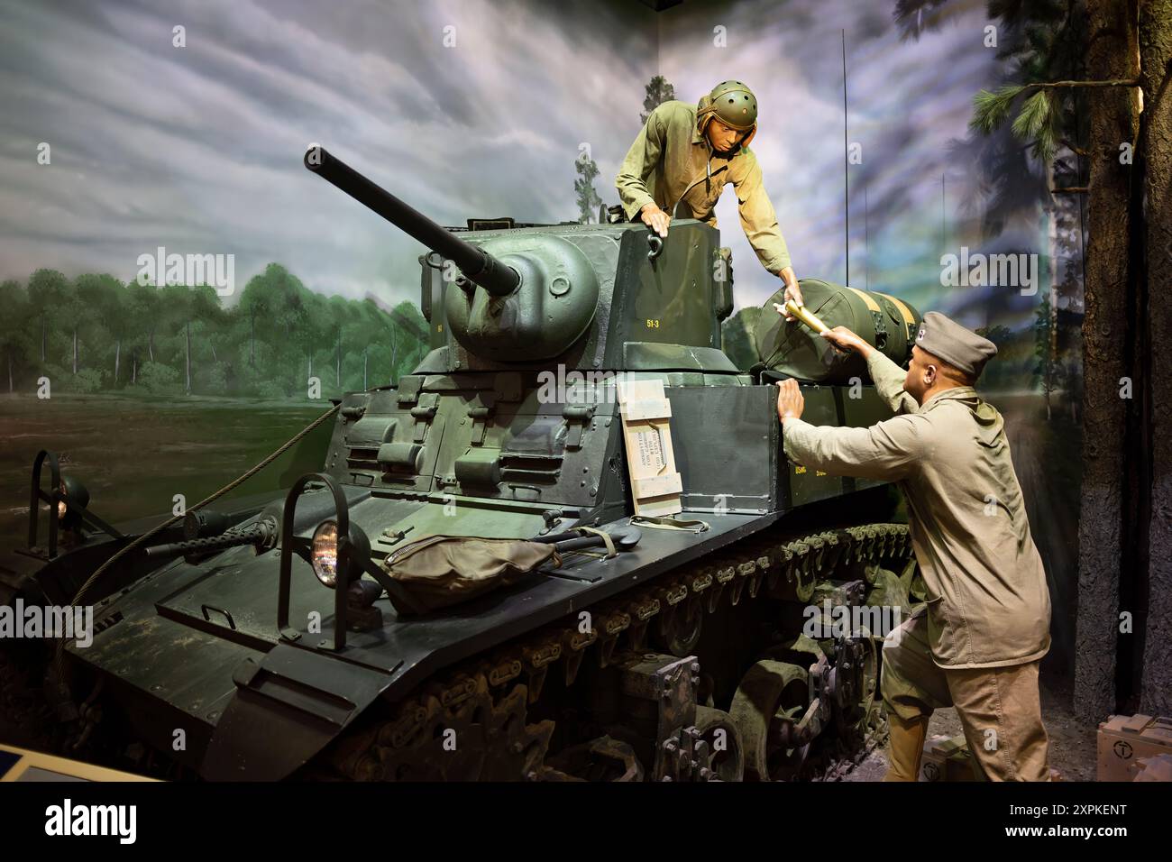 M3A1 Stuart Light Tank National Museum of the Marine Corps Triangle Virginia // TRIANGLE, Virginia - la mostra Marines in World War II presso il National Museum of the Marine Corps presenta il carro armato leggero M3A1 Stuart, che mostra il suo ruolo critico nel Pacific Theater. Questa mostra mette in evidenza i contributi del corpo dei Marines degli Stati Uniti durante la seconda guerra mondiale, offrendo uno sguardo sulle strategie e le attrezzature che hanno plasmato il conflitto. I visitatori possono esplorare la storia della M3A1 Stuart e il suo impatto sulla guerra corazzata durante la guerra. Foto Stock