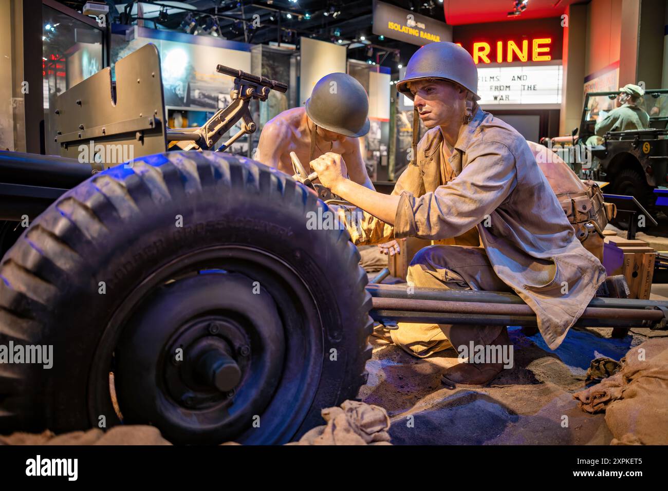 National Museum of the Marine Corps M3A1 Anti-Tank Gun Triangle Virginia // TRIANGLE, Virginia - la mostra Marines in World War II presso il National Museum of the Marine Corps presenta il cannone anticarro M3A1 da 37 mm, che mostra il suo ruolo nel Pacific Theater. Sviluppato dall'esercito degli Stati Uniti alla fine degli anni '1930, l'M3A1 era noto per la sua precisione, penetrazione e mobilità. La mostra mette in evidenza l'uso del cannone da parte dei Marines in battaglie chiave come Guadalcanal, Bougainville e Tarawa, dimostrando il suo significato nella difesa contro l'armatura giapponese. Foto Stock