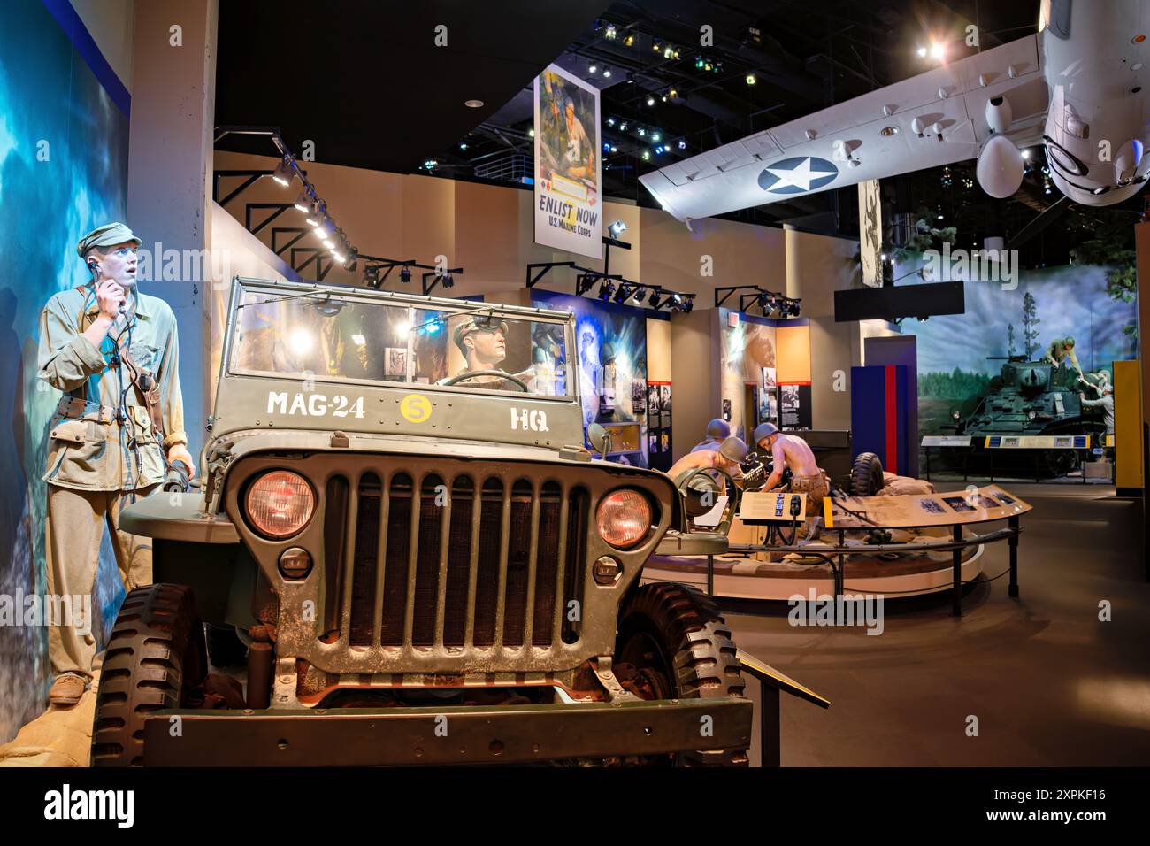 National Museum of the Marine Corps World War II Exhibit TRIANGLE Virginia // TRIANGLE, Virginia — The Marines in World War II Exhibit presso il National Museum of the Marine Corps mette in evidenza il ruolo critico del corpo dei Marines nel Pacific Theater. La mostra presenta manufatti autentici, tra cui armi, uniformi e veicoli, come il carro armato leggero Stuart M3A1 e la pistola anticarro da 37 mm. I visitatori possono esplorare le strategie e le tecnologie che hanno plasmato le campagne di successo dei Marines in siti di battaglia chiave come Guadalcanal, Iwo Jima e Okinawa durante la seconda guerra mondiale Foto Stock