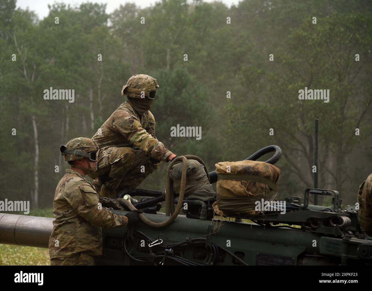 I soldati della Michigan National Guard di Charlie Battery, 1-119 Field Artillery, Albion, Mich., prepararono un obice M777 durante una missione di carico della fionda durante Northern Strike 24-2, Camp Grayling, Mich., 4 agosto 2024. Il Northern Strike 24-2, uno dei più grandi esercizi di preparazione alla componente di riserva del Dipartimento della difesa, si svolgerà presso il National All Domain Warfighting Center (NADWC) del Michigan dal 3 al 17 agosto 2024. Oltre 6.300 partecipanti provenienti da 32 stati e territori e diversi partecipanti internazionali convergeranno alla NADWC. Northern Strike è il primo treno di riserva Foto Stock