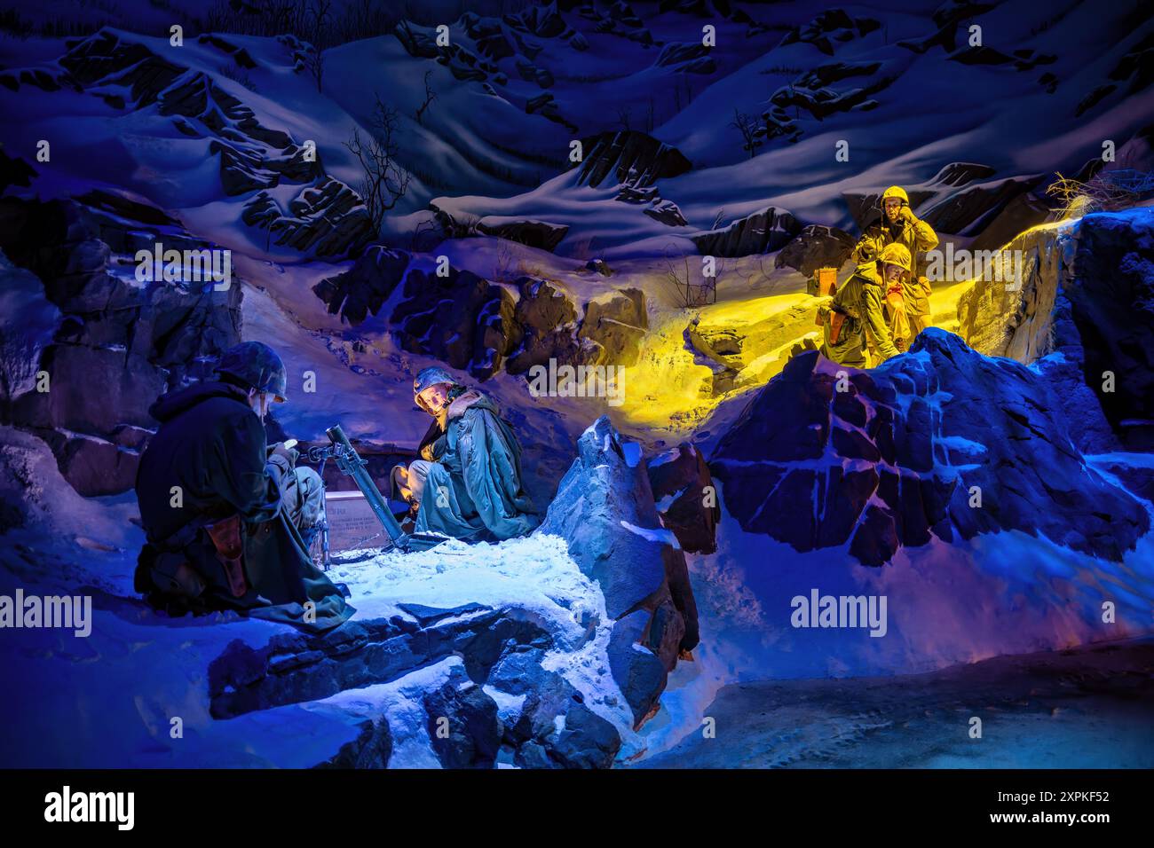 National Museum of the Marine Corps Korean War Exhibit Triangle Virginia // TRIANGLE, Virginia — The Marines in the Korean War Exhibit presso il National Museum of the Marine Corps evidenzia il ruolo fondamentale del corpo dei Marines durante la guerra di Corea. La mostra offre uno sguardo completo alle battaglie chiave come l'Inchon Landing e la Battaglia del bacino di Chosin, mostrando le strategie, le tecnologie e il coraggio che hanno definito gli sforzi del corpo dei Marines in questo conflitto della Guerra fredda. Foto Stock