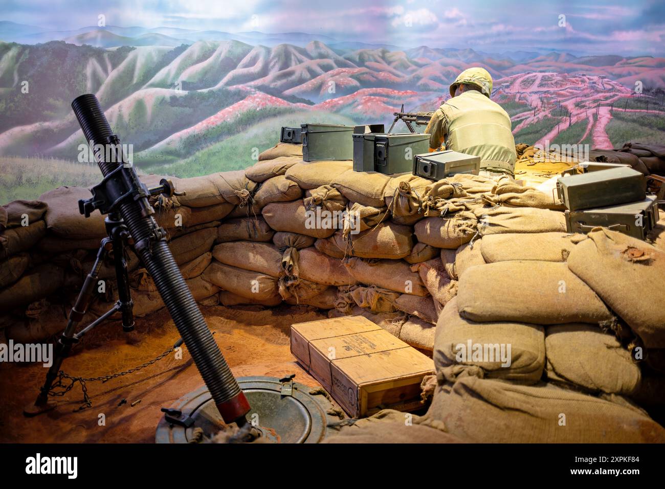 National Museum of the Marine Corps Siege of Khe Sanh Exhibit TRIANGLE Virginia // TRIANGLE, Virginia — The Siege of Khe Sanh Exhibit at the National Museum of the Marine Corps immerge i visitatori negli eventi avvincenti della battaglia del 1968. Entrando attraverso un elicottero da trasporto, i visitatori scendono dalla rampa per sperimentare un realistico avamposto del corpo dei Marines. Questa mostra descrive in dettaglio l'assedio di 77 giorni in cui i marines tennero al largo le forze nordvietnamite, mostrando la loro resilienza e abilità tattica durante uno dei più intensi scontri della guerra del Vietnam. Foto Stock