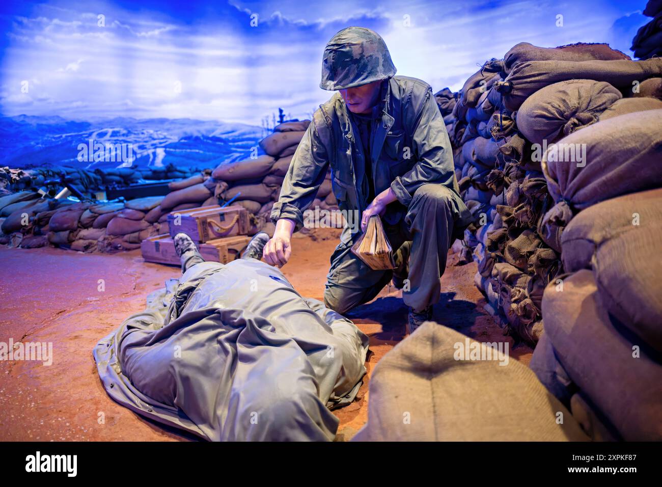 L'assedio di Khe Sanh Exhibit National Museum of the Marine Corps TRIANGLE Virginia // TRIANGLE, Virginia - la mostra Siege of Khe Sanh presso il National Museum of the Marine Corps immerge i visitatori negli eventi avvincenti della battaglia del 1968. Entrando attraverso un elicottero da trasporto, i visitatori scendono dalla rampa per sperimentare un realistico avamposto del corpo dei Marines. Questa mostra descrive in dettaglio l'assedio di 77 giorni in cui i marines tennero al largo le forze nordvietnamite, mostrando la loro resilienza e abilità tattica durante uno dei più intensi scontri della guerra del Vietnam. Foto Stock