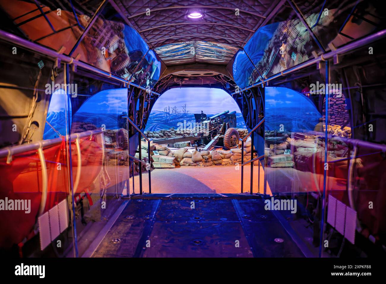 National Museum of the Marine Corps Khe Sanh Exhibit TRIANGLE Virginia // TRIANGLE, Virginia - la mostra Siege of Khe Sanh presso il National Museum of the Marine Corps immerge i visitatori negli eventi avvincenti della battaglia del 1968. Entrando attraverso un elicottero da trasporto, i visitatori scendono dalla rampa per sperimentare un realistico avamposto del corpo dei Marines. Questa mostra descrive in dettaglio l'assedio di 77 giorni in cui i marines tennero al largo le forze nordvietnamite, mostrando la loro resilienza e abilità tattica durante uno dei più intensi scontri della guerra del Vietnam. Foto Stock