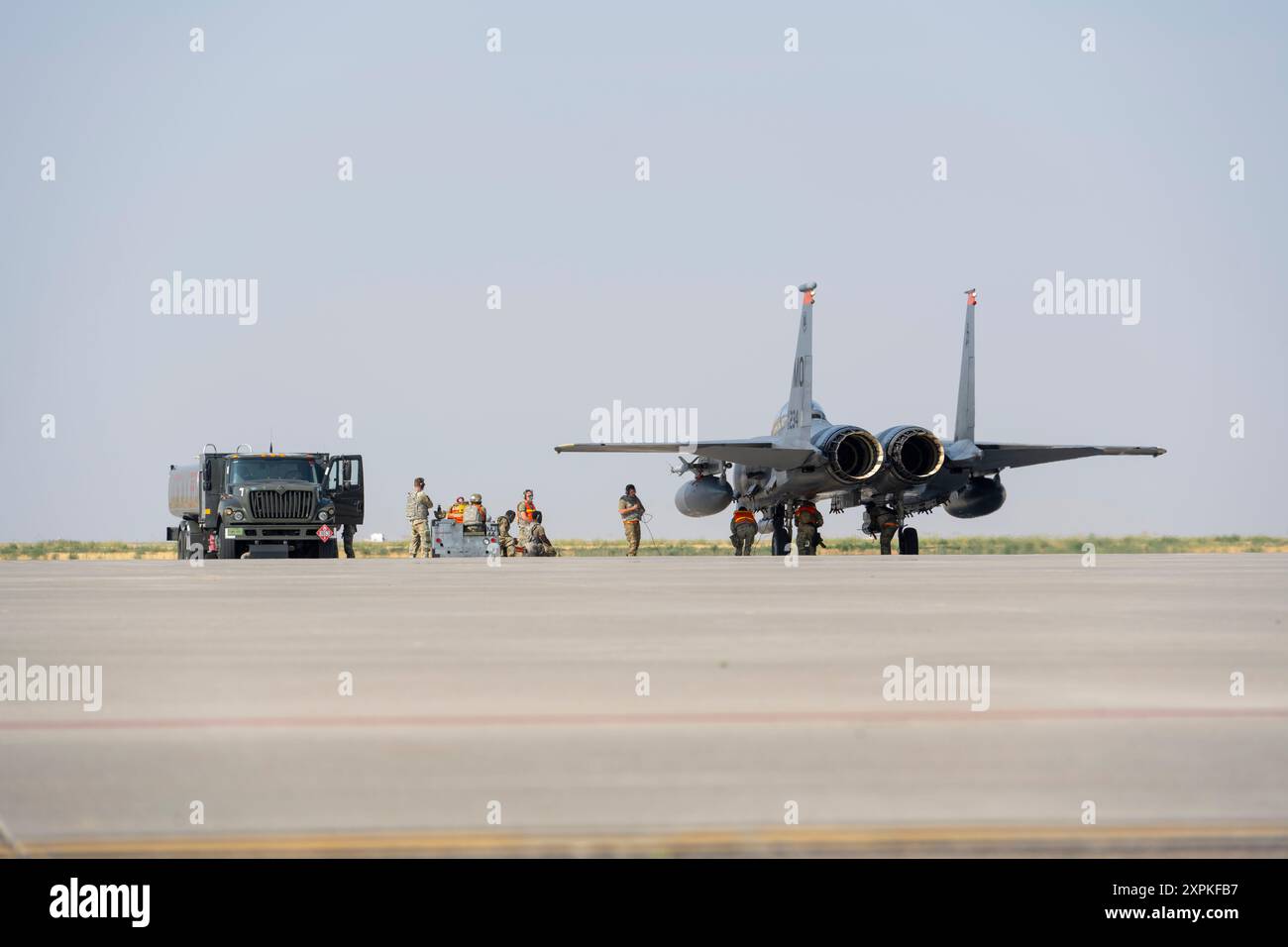 Gli aviatori della U.S. Air Force assegnati al 366th Fighter Wing eseguono un pozzo caldo su un F-15E Strike Eagle assegnato al 389th Fighter Squadron "Thunderbolts" durante un'esercitazione presso la Mountain Home Air Force base, Idaho, 2 agosto 2024. Una fossa calda è quando il jet viene rifornito con i motori in funzione. (Foto U.S. Air Force di Airman Keagan Lee) Foto Stock