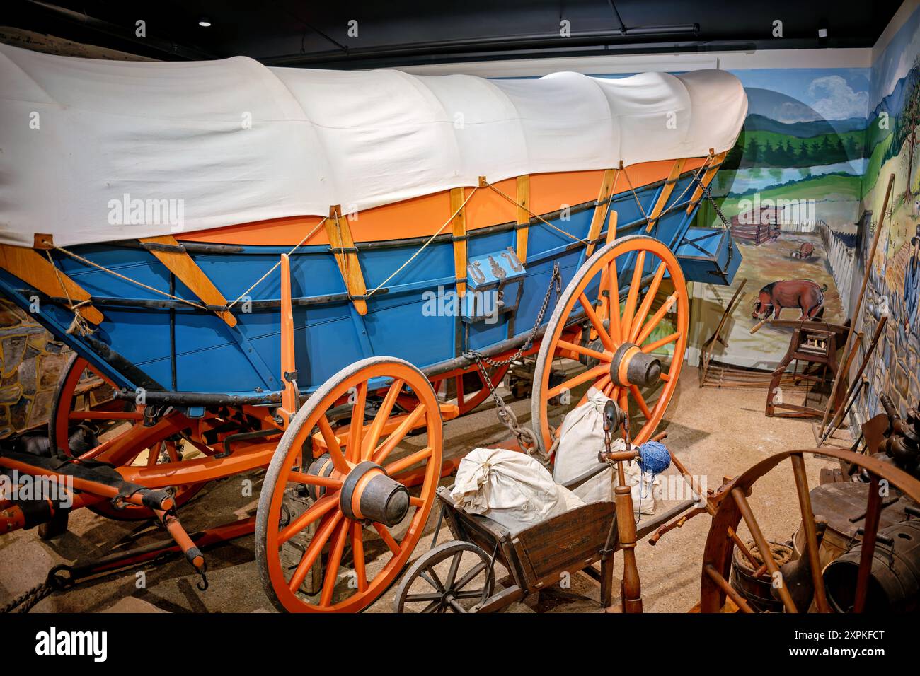Virginia Freight Wagon Luray Virginia // LURAY, Virginia, Stati Uniti — un Virginia Freight Waggon del 1810, costruito a Newtown (ora Stephens City), Virginia, è in mostra al Luray Valley Museum. Questo tipo di carro, tipicamente trainato da una squadra di sei cavalli con campane, era cruciale per il trasporto di merci dalla valle dello Shenandoah a Baltimora, giocando un ruolo vitale nel commercio americano all'inizio del XIX secolo prima dell'avvento dei canali e delle ferrovie. Foto Stock