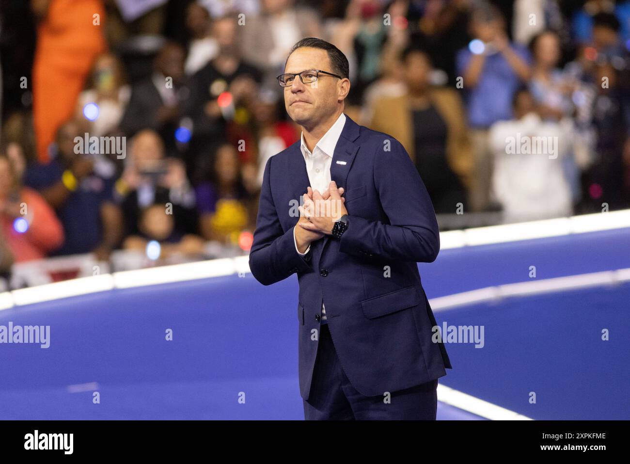 Philadelphia, Stati Uniti. 6 agosto 2024. Il governatore della Pennsylvania Josh Shapiro gesta davanti al vicepresidente e candidato alla presidenza Kamala Harris annuncia il governatore del Minnesota Tim Walz come suo candidato alla vice presidenza durante la loro prima manifestazione elettorale alla Temple University di Philadelphia, Pennsylvania, martedì 6 agosto 2024. Foto di Laurence Kesterson/UPI credito: UPI/Alamy Live News Foto Stock