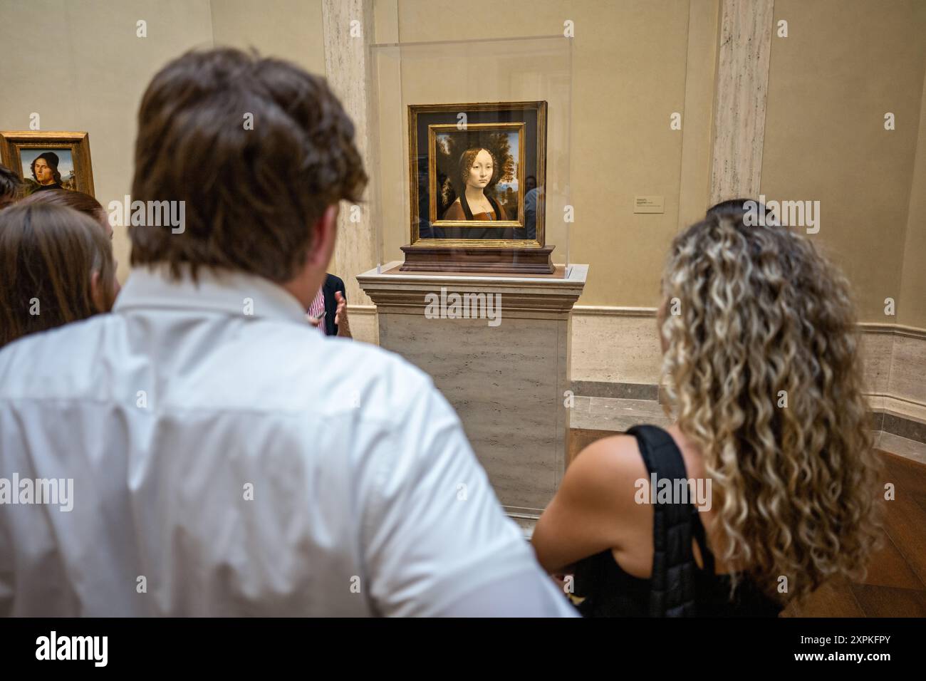 WASHINGTON DC, Stati Uniti — il ritratto di Ginevra de' Benci di Leonardo da Vinci è esposto alla National Gallery of Art di Washington DC. questo raro dipinto di Leonardo, l'unico nelle Americhe, mostra le tecniche innovative del maestro italiano ed è un punto forte della collezione rinascimentale del museo. Foto Stock