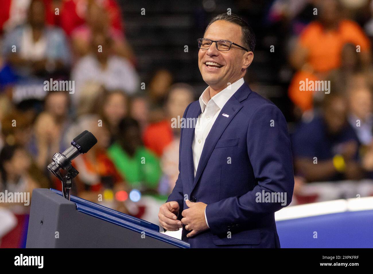 Philadelphia, Stati Uniti. 6 agosto 2024. Il Governatore della Pennsylvania Josh Shapiro parla davanti al Vicepresidente e candidato presidenziale Kamala Harris annuncia il Governatore del Minnesota Tim Walz come suo candidato alla vice presidenza durante la loro prima manifestazione elettorale alla Temple University di Philadelphia, Pennsylvania, martedì 6 agosto 2024. Foto di Laurence Kesterson/UPI credito: UPI/Alamy Live News Foto Stock