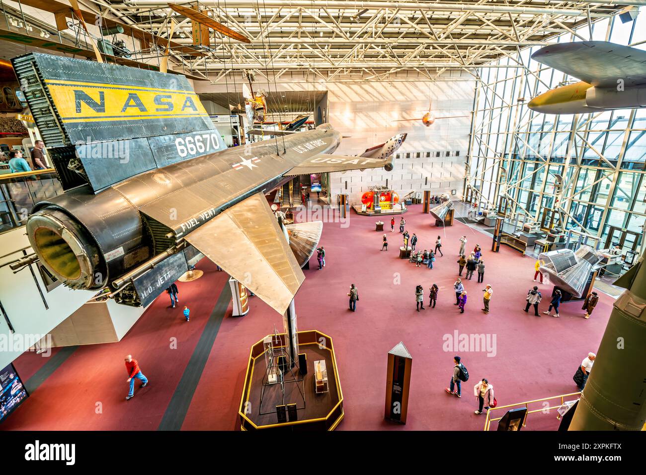 WASHINGTON DC, Stati Uniti — il foyer principale all'interno dell'ingresso del National Air and Space Museum dello Smithsonian Institution sul National Mall di Washington DC. il Museo dell'aria e dello spazio, che si concentra sulla storia dell'aviazione e dell'esplorazione spaziale, è uno dei musei più visitati al mondo. Foto Stock