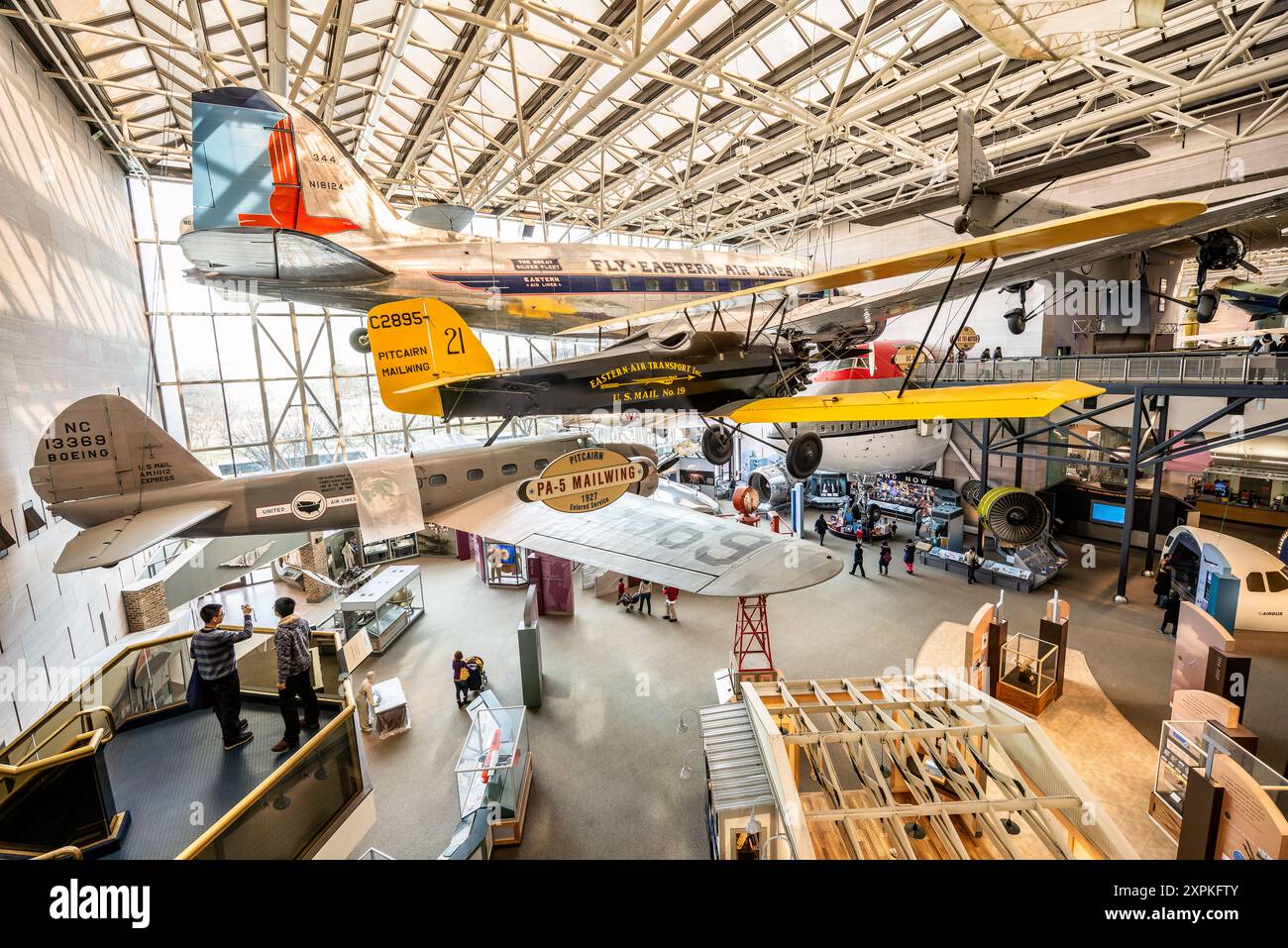 National Air and Space Museum Aviation Exhibit Washington DC // WASHINGTON DC - la mostra sull'aviazione commerciale presso il National Air and Space Museum dello Smithsonian Institution sul National Mall mostra l'evoluzione del trasporto aereo dei passeggeri. Questa mostra presenta probabilmente modelli di aerei, cimeli delle compagnie aeree e informazioni educative che descrivono la storia e i progressi tecnologici del volo commerciale. Foto Stock