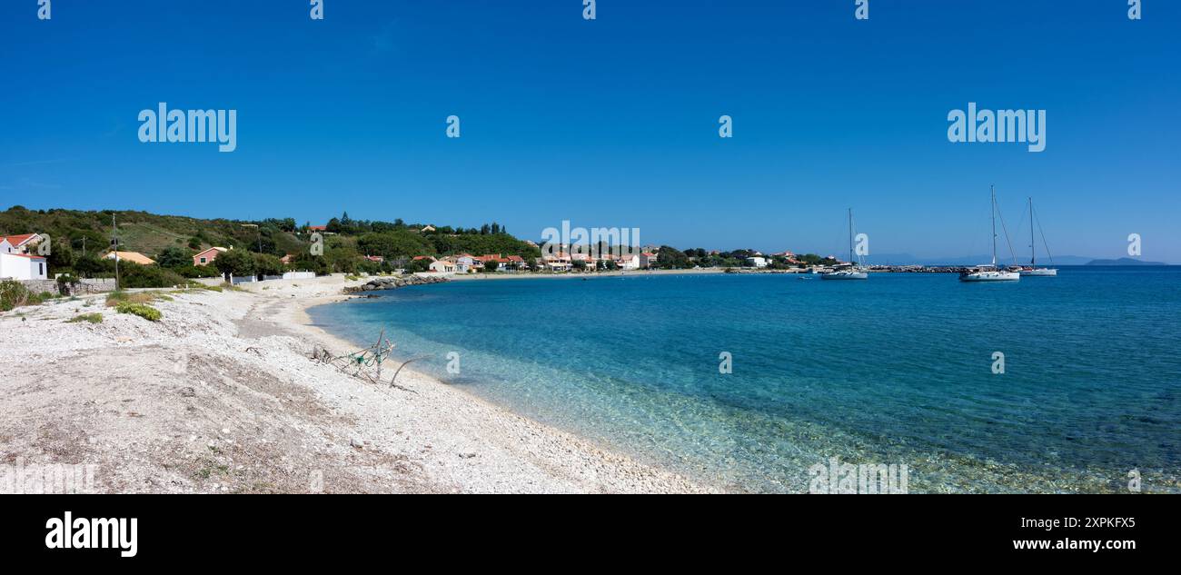 13 settembre 2023 - isola di Othonoi, Grecia - barche a vela ancorate nella baia del principale villaggio portuale dell'isola di Othonoi, Grecia Foto Stock