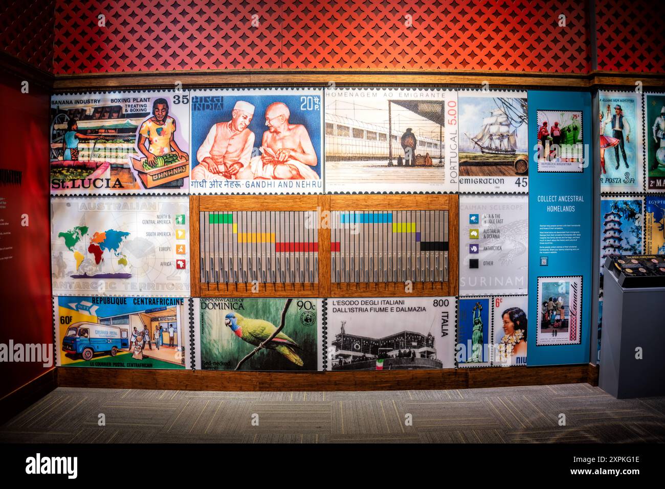 Francobolli da tutto il mondo presso lo Smithsonian National Postal Museum di Washington DC // WASHINGTON DC - francobolli da tutto il mondo in mostra allo Smithsonian National Postal Museum di Washington DC. Questa mostra espone una collezione diversificata di francobolli internazionali, offrendo ai visitatori un viaggio colorato e intricato attraverso la storia postale globale, la rappresentazione culturale e il design dei francobolli in diversi paesi e periodi di tempo. Foto Stock