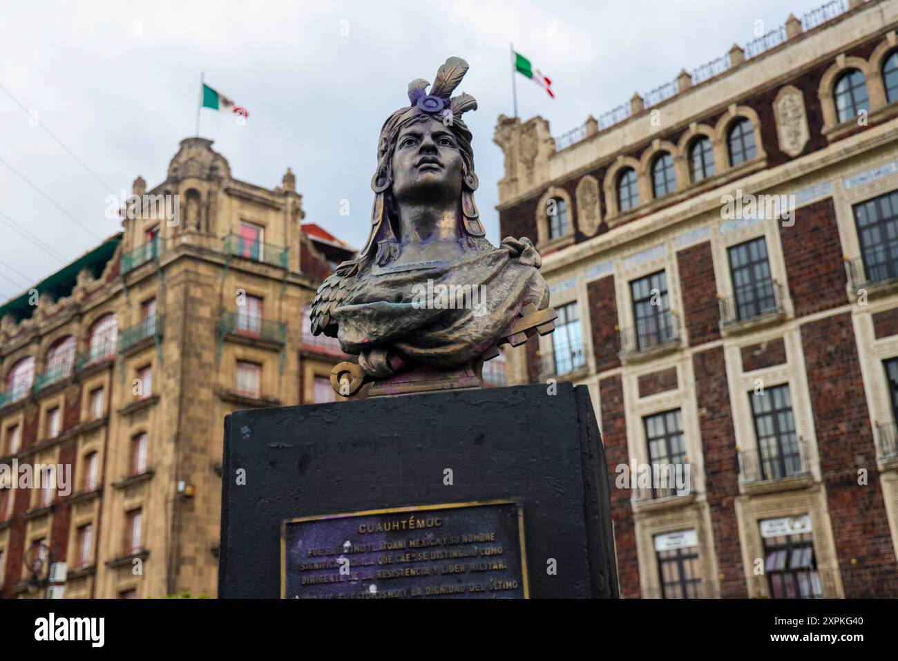 Statua di Cuauhtémoc, Tlatoani Mexica in Nahuatl Cuāuhtemōc significa l'aquila che discende dall'era del Messico-Tenochtitlan. Giardini dello Zocalo e centro di città del Messico. Ha una vernice viola sul suo viso per le dimostrazioni femministe dell'8 marzo, giornata della donna 2024. Xocoyotzin, Kwāwtemōk (foto di Luis Gutierrez / Norte Photo). Estatua de Cuauhtémoc, Tlatoani mexica en náhuatl Cuāuhtemōc significa el Águila que desciende de la opoca del México-Tenochtitlan. Jardines del zocalo y centro de la Ciudad de Mexico. tiene pintura violeta en el rostro por las manifestaciones faministas dell'8 marzo Foto Stock