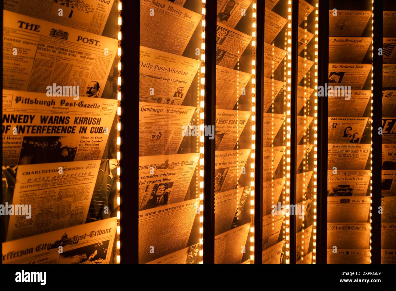 WASHINGTON, DC - Racks of Historic American Newspaper sono in mostra allo Smithsonian National Postal Museum di Washington, DC, che presenta una vasta gamma di pubblicazioni che evidenziano l'evoluzione del giornalismo e della diffusione di notizie negli Stati Uniti. Questa mostra offre ai visitatori uno sguardo sulla ricca storia dei media del paese, con titoli e storie significative che hanno plasmato il discorso pubblico nel corso degli anni. Foto Stock