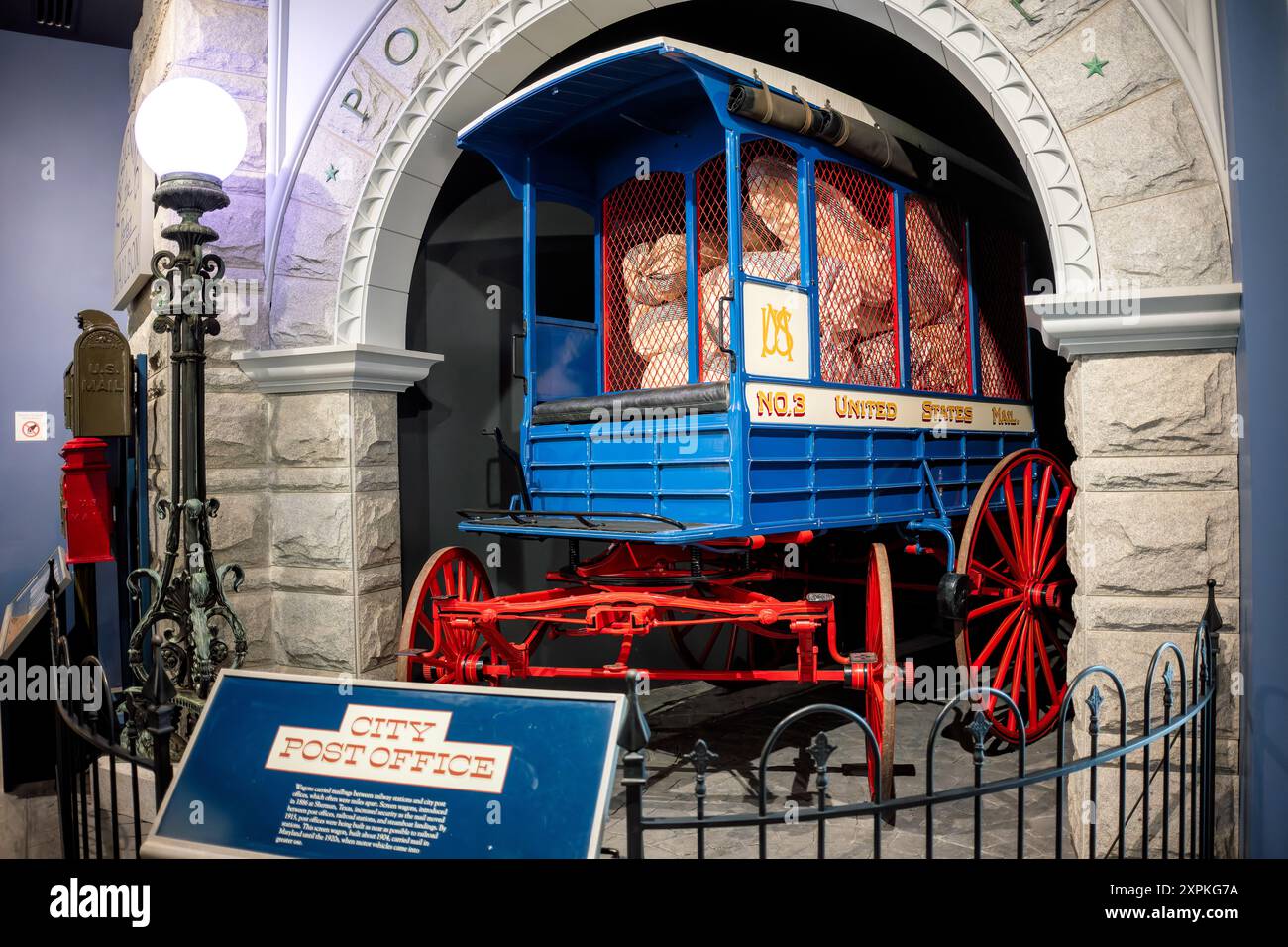 Postal Screen Wagon Smithsonian National Postal Museum Washington DC // WASHINGTON DC — storico vagone postale, risalente al 1904 circa, in mostra allo Smithsonian National Postal Museum di Washington DC. Questo manufatto rappresenta un'importante innovazione nella sicurezza e nel trasporto postale dalla fine del XIX secolo all'inizio del XX secolo, utilizzato per trasportare posta tra le stazioni ferroviarie e gli uffici postali nel Maryland fino agli anni '1920 Foto Stock