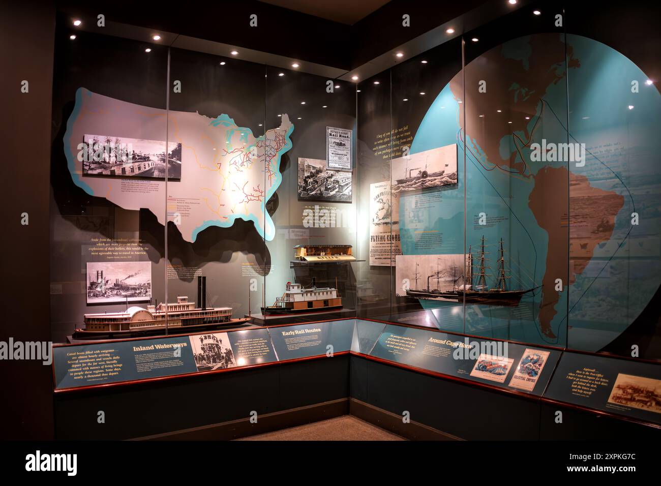 National Postal Museum Postal Routes Exhibit Washington DC // WASHINGTON DC — The Postal Routes Expansion Exhibit presso lo Smithsonian National Postal Museum di Washington DC. La mostra mostra mostra l'evoluzione dei sistemi di consegna della posta negli Stati Uniti, dalle prime rotte di diligenza ai moderni servizi di posta aerea. Situato vicino alla Union Station, il museo offre ai visitatori uno sguardo approfondito sulla storia e lo sviluppo del servizio postale degli Stati Uniti. Foto Stock