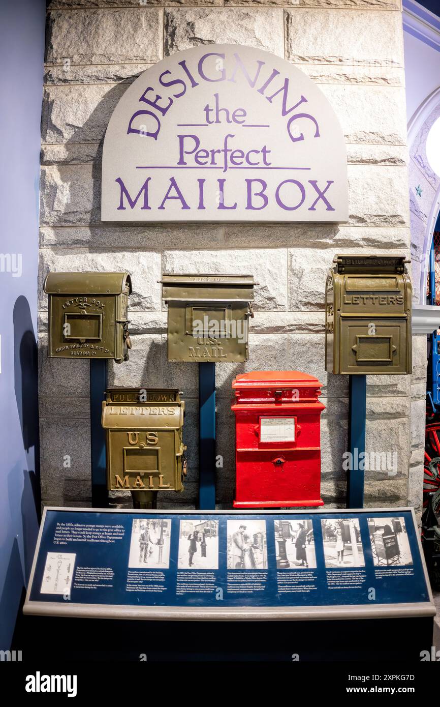 Smithsonian National Postal Museum Mailbox Exhibit Washington DC // WASHINGTON DC — Una mostra di disegni storici di cassette postali degli Stati Uniti presso lo Smithsonian National Postal Museum di Washington DC. La mostra presenta i primi modelli di cassette postali della metà del XIX secolo, tra cui la 1858 Potts Letter Box e una Orr and Painter Mailbox, che mostrano l'evoluzione dei sistemi di raccolta della posta urbana e le sfide affrontate nella loro progettazione e implementazione. Foto Stock