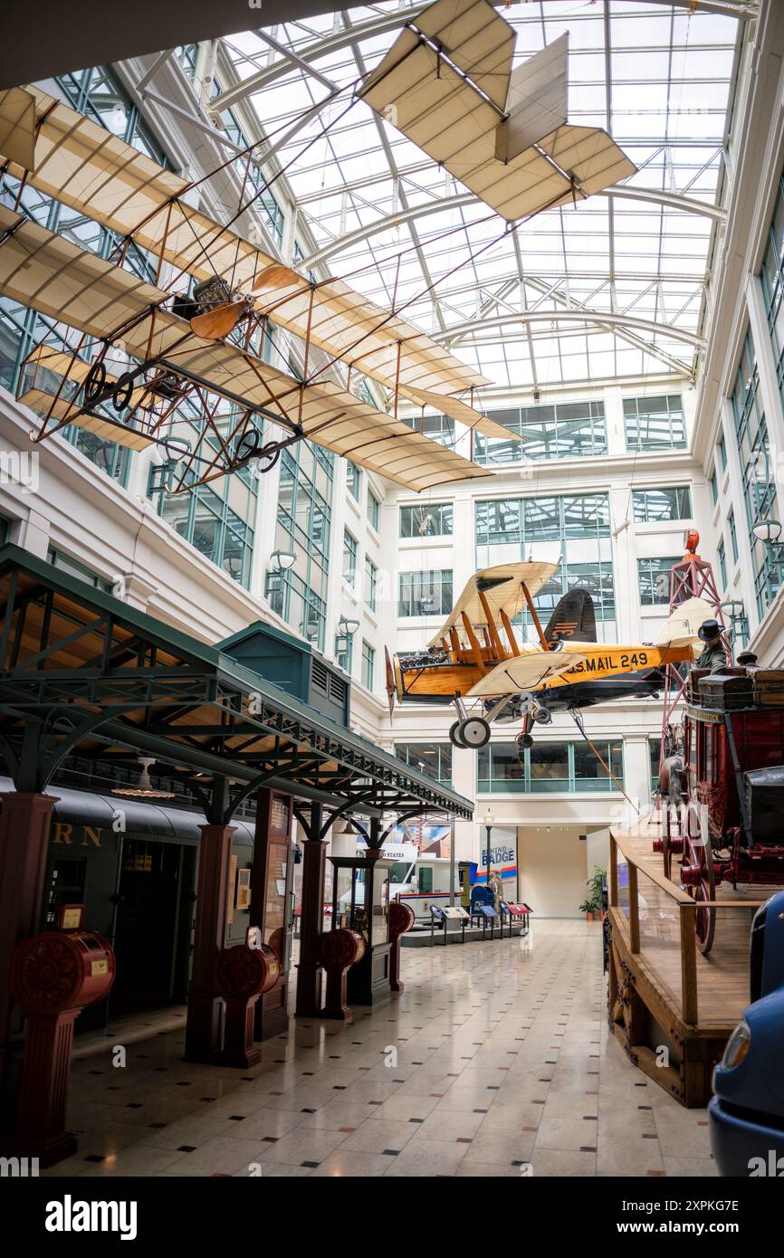 Smithsonian National Postal Museum Atrium Washington DC // WASHINGTON DC - l'atrio principale dello Smithsonian National Postal Museum di Washington DC. Questo grande spazio centrale funge da ingresso principale e area di orientamento per i visitatori, con mostre e caratteristiche architettoniche chiave. Situato vicino alla Union Station, il museo offre uno sguardo completo sulla storia e le operazioni del servizio postale degli Stati Uniti. Foto Stock