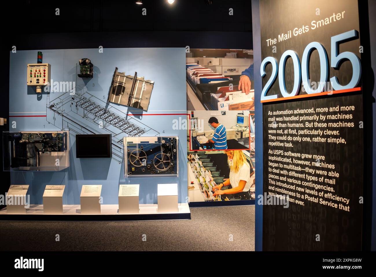 US Postal Service Automation Exhibit National Postal Museum Washington DC | WASHINGTON D.C., Stati Uniti — macchine di smistamento e pannelli di controllo presso lo Smithsonian National Postal Museum illustrano come l'automazione abbia rimodellato il servizio postale degli Stati Uniti dopo il 2005. L'hardware visualizzato, inclusa un'unità di controllo Loral CSS990, mostra il passaggio da apparecchiature a singola attività a sistemi basati su software in grado di ordinare vari elementi di posta con una velocità e una precisione molto maggiori. Foto Stock