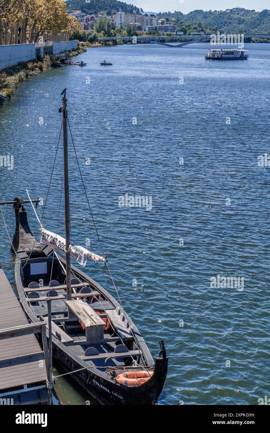 Molo per gite turistiche in barca e il ponte di Santa Clara sul fiume Mondego nella città di Coimbra, Portogallo Foto Stock