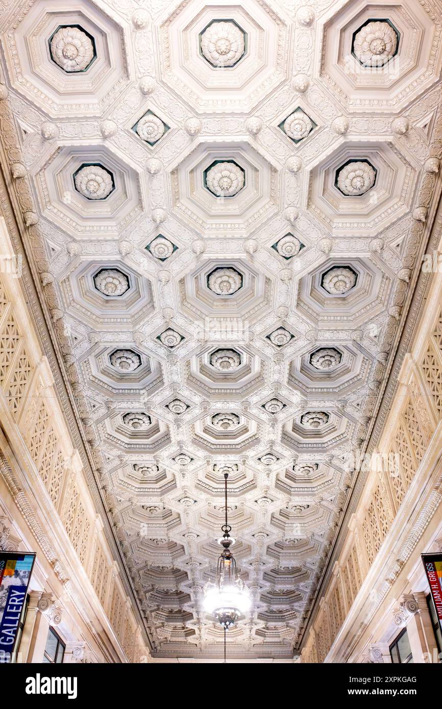 WASHINGTON, DC - il soffitto decorato con decorazioni dello storico US Post Office Building a Washington, DC, mette in mostra lo squisito stile architettonico Beaux-Arts. Questo soffitto, situato nell'edificio che ora ospita il Museo postale Nazionale Smithsonian, presenta dettagli intricati e artigianato emblematico del design dei primi anni del XX secolo. Lo storico edificio degli uffici postali degli Stati Uniti è un punto di riferimento del patrimonio architettonico e una testimonianza dell'eleganza artistica del suo tempo. Foto Stock