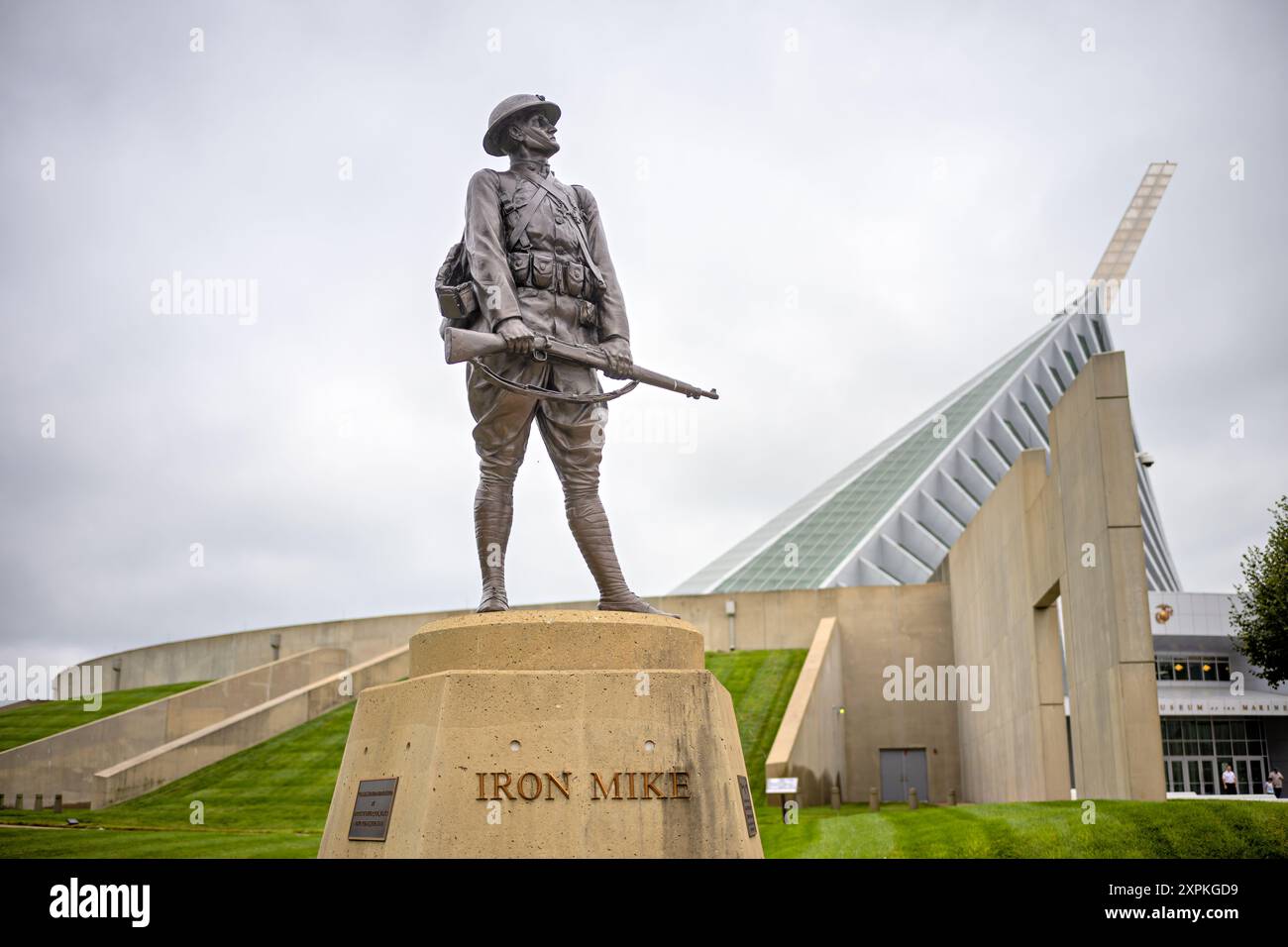 Iron Mike Statue National Museum of the Marine Corps Triangle Virginia // TRIANGLE, Virginia, Stati Uniti — la statua di "Iron Mike" si trova sui terreni del National Museum of the Marine Corps a Triangle, Virginia. Questa iconica scultura in bronzo raffigura un Marine della prima guerra mondiale in equipaggiamento da combattimento, che rappresenta lo spirito determinato del corpo dei Marines. La statua, basata sull'originale alla base del corpo dei Marines di Quantico, è un tributo ai Marines che combatterono nella battaglia di Belleau Wood nel 1918. Foto Stock