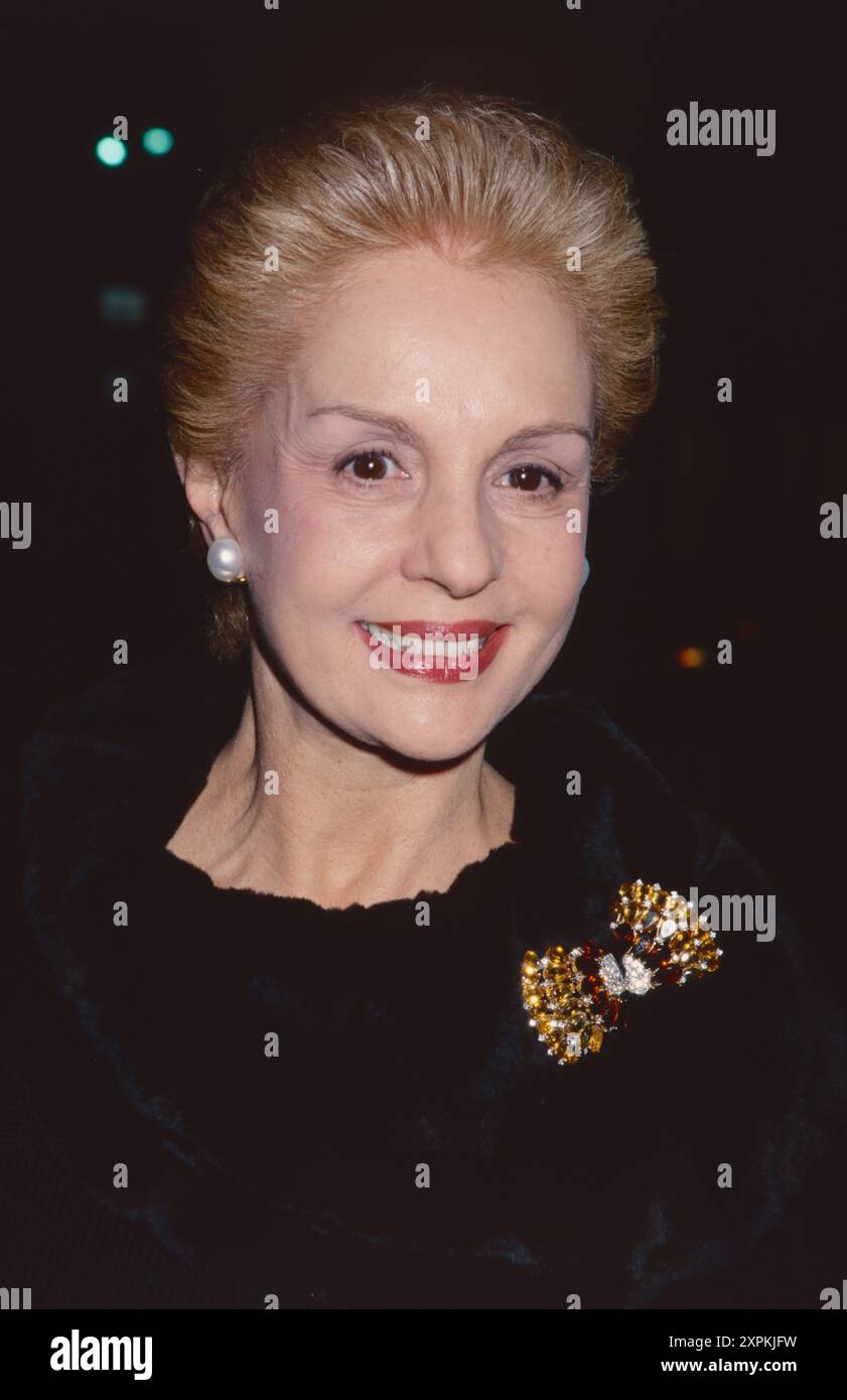 Carolina Herrera partecipa all'asta Ferrari per beneficiare della Callisto Fellowship for Neuropsychiatric Disorders al Cipriani's di New York il 28 novembre 2000. Foto di Henry McGee/MediaPunch Foto Stock