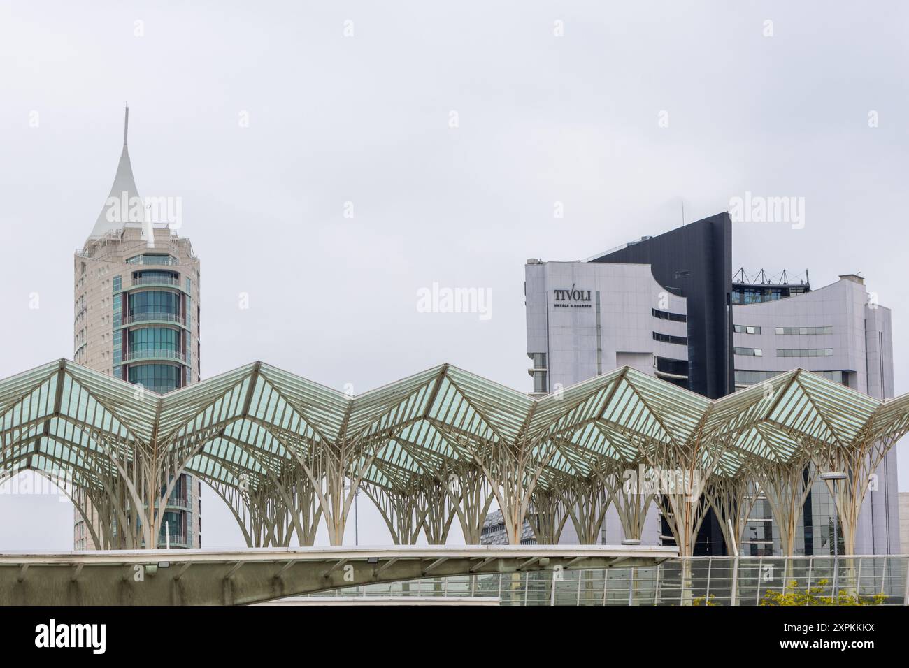 Vista del design distintivo della stazione oriente con lo skyline di lisbona sullo sfondo Foto Stock