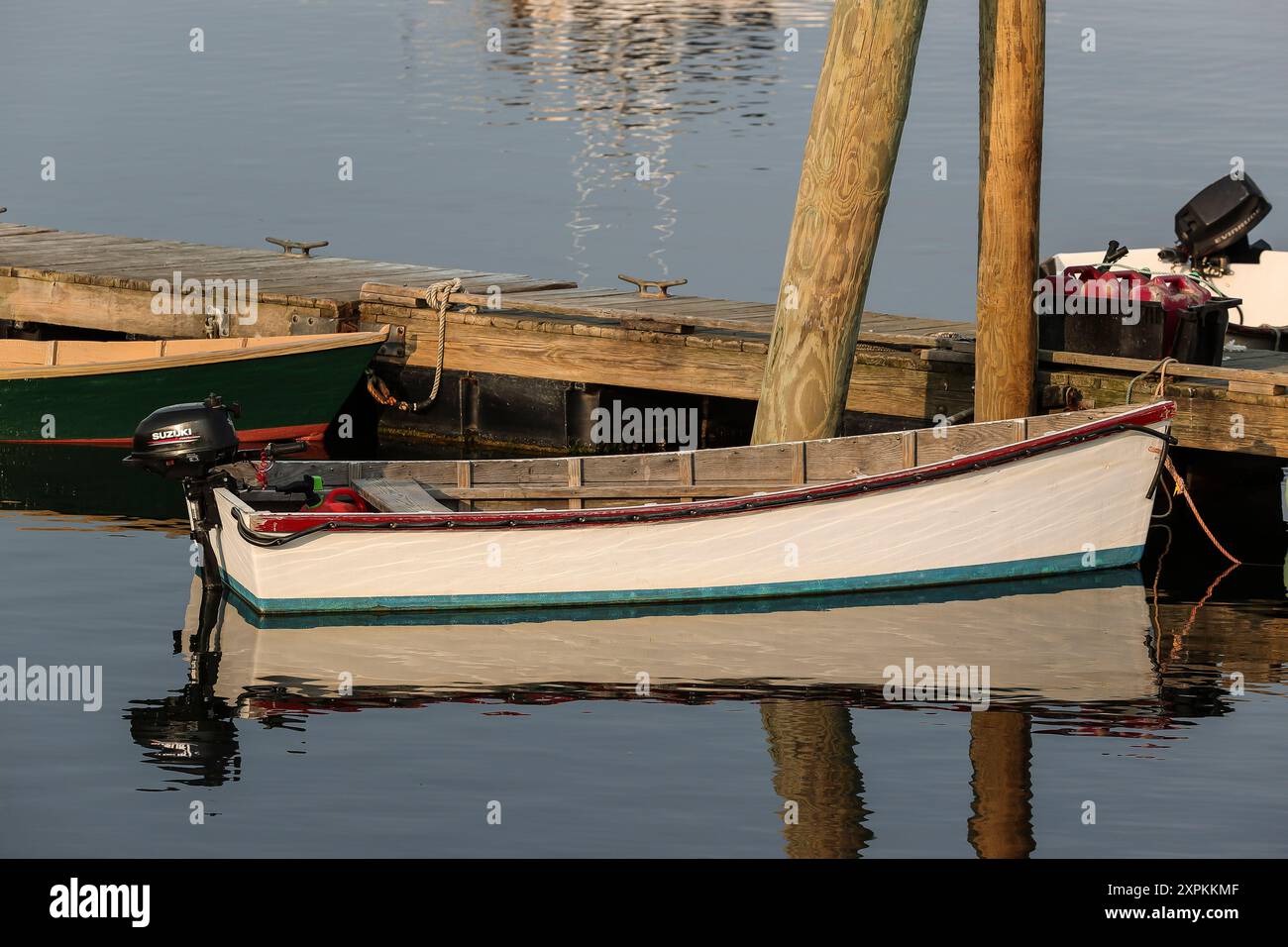 Le barche sono ovunque in questa piccola città del New England. Vista sul porto, numerosi ormeggi per imbarcazioni grandi e piccole. Esistono ancora vecchi di legno. Foto Stock