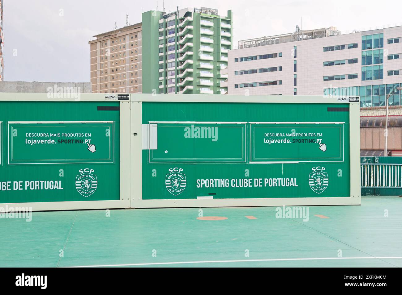 Negozio ufficiale cp sportivo in verde con logo, su sfondo urbano Foto Stock