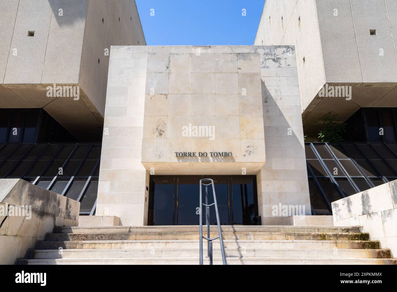 Vista frontale dell'archivio nazionale di torre do tombo, il deposito centrale d'archivio del portogallo Foto Stock