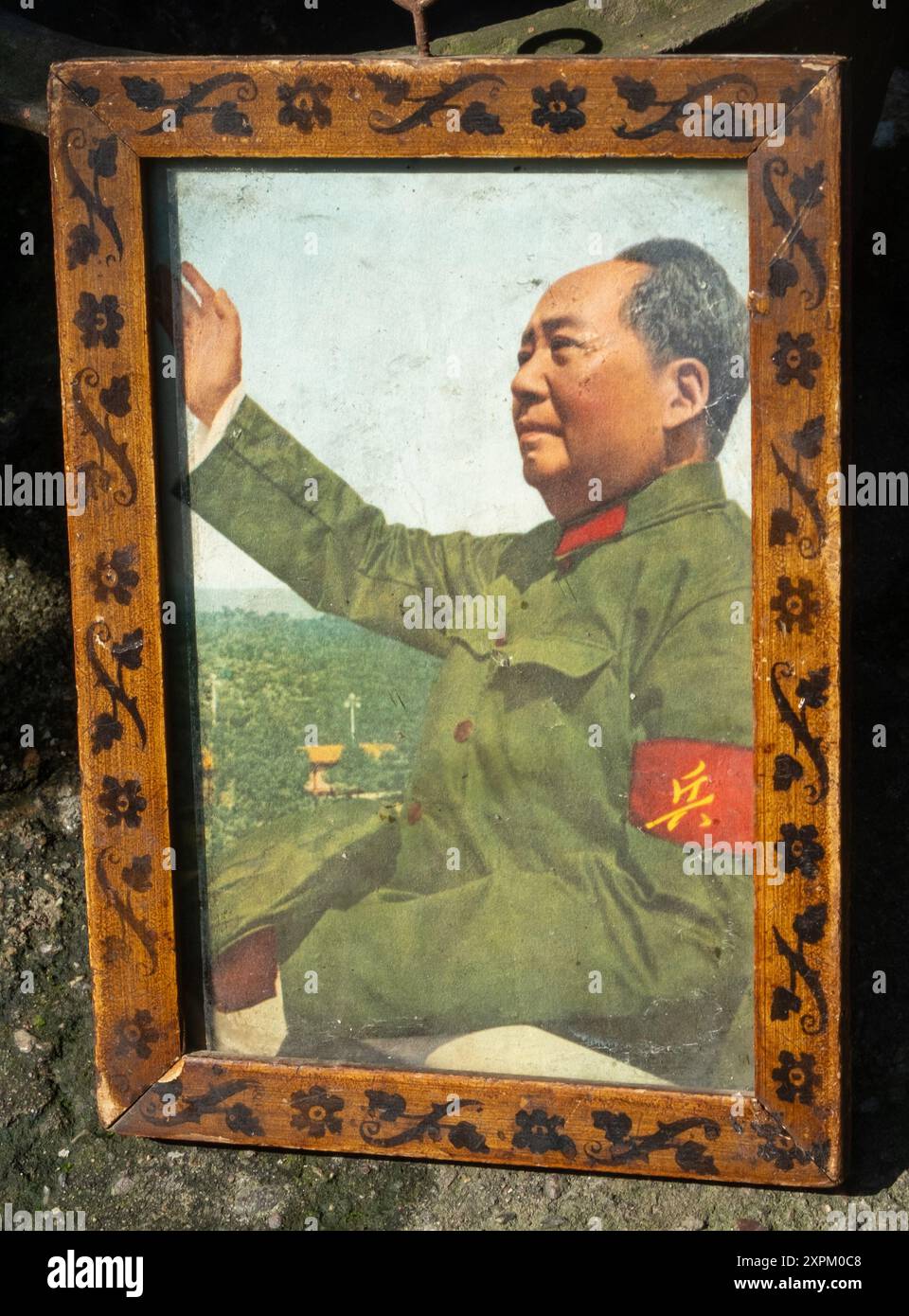 Una vecchia cornice fotografica in legno con una fotografia di Mao Zedong che incontra le guardie rosse alla Torre Tiananmen nel 1966. Foto Stock