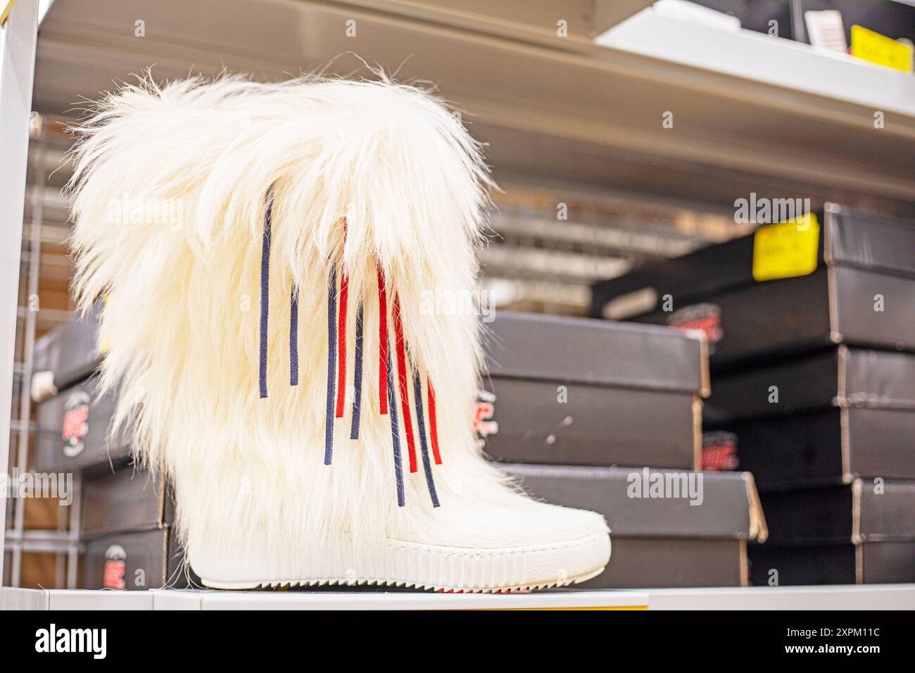 stivali invernali da donna con pelliccia. Stile e moda moderni Foto Stock