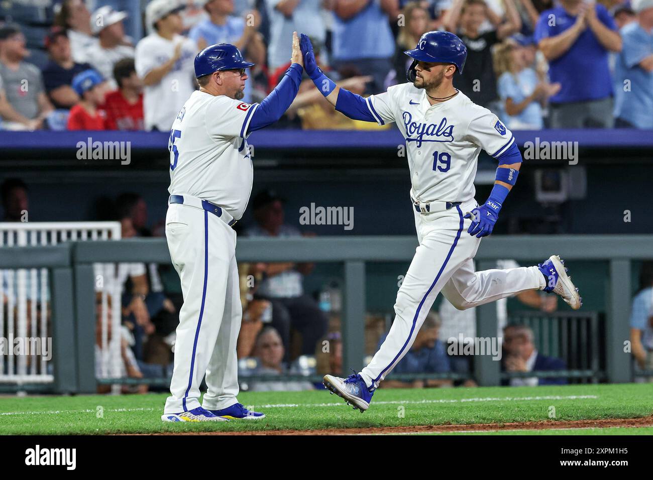 Kansas City, Missouri, Stati Uniti. 6 agosto 2024: La seconda base dei Kansas City Royals Michael Massey (19) e il coordinatore di campo dei Kansas City Royals, l'allenatore della terza base Vance Wilson (25) celebrano il quinto home run inning di Massey contro i Boston Red Sox al Kauffman Stadium di Kansas City, Missouri. Credito David Smith/CSM: Cal Sport Media/Alamy Live News Foto Stock