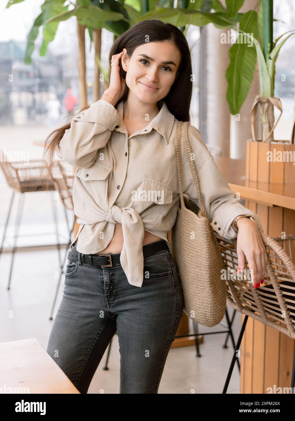 Elegante donna attraente sorridente al bar Foto Stock