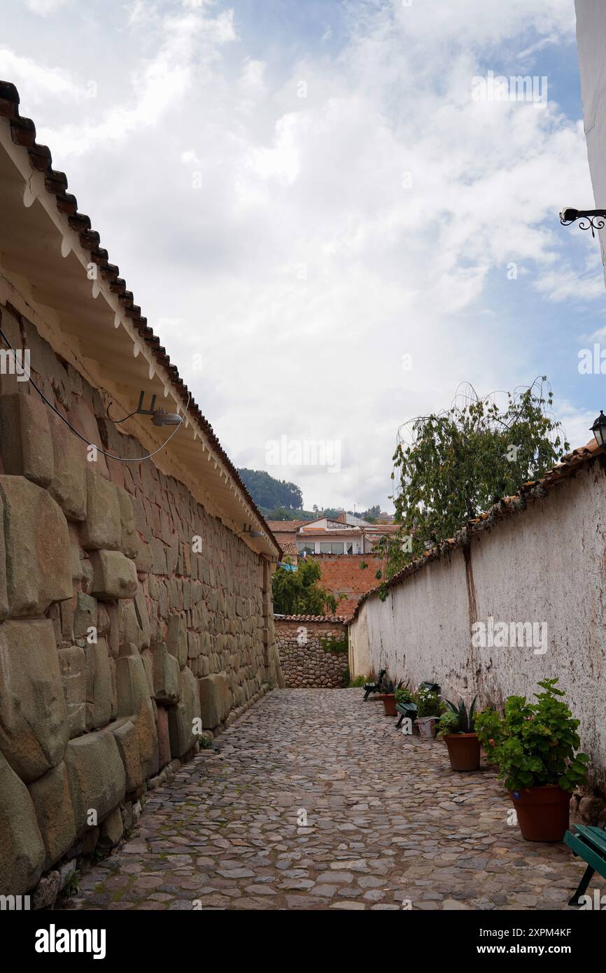 Hatun Rumiyoc, muro di pietra di un palazzo inca, attualmente parte di un muro nel palazzo dell'arcivescovo di Cuzco, C. Hatunrumiyoc, Cusco, Perù Foto Stock