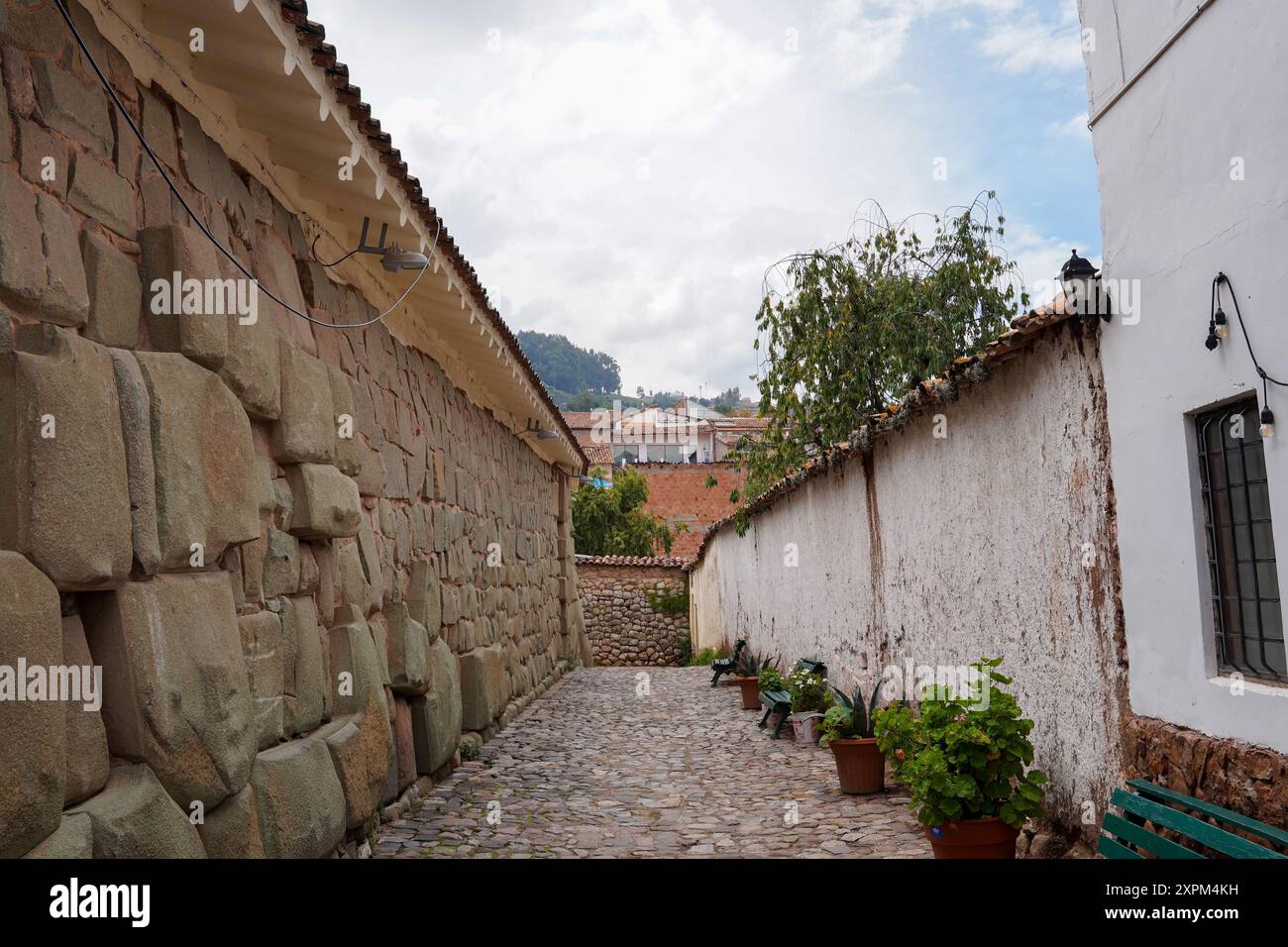 Hatun Rumiyoc, muro di pietra di un palazzo inca, attualmente parte di un muro nel palazzo dell'arcivescovo di Cuzco, C. Hatunrumiyoc, Cusco, Perù Foto Stock